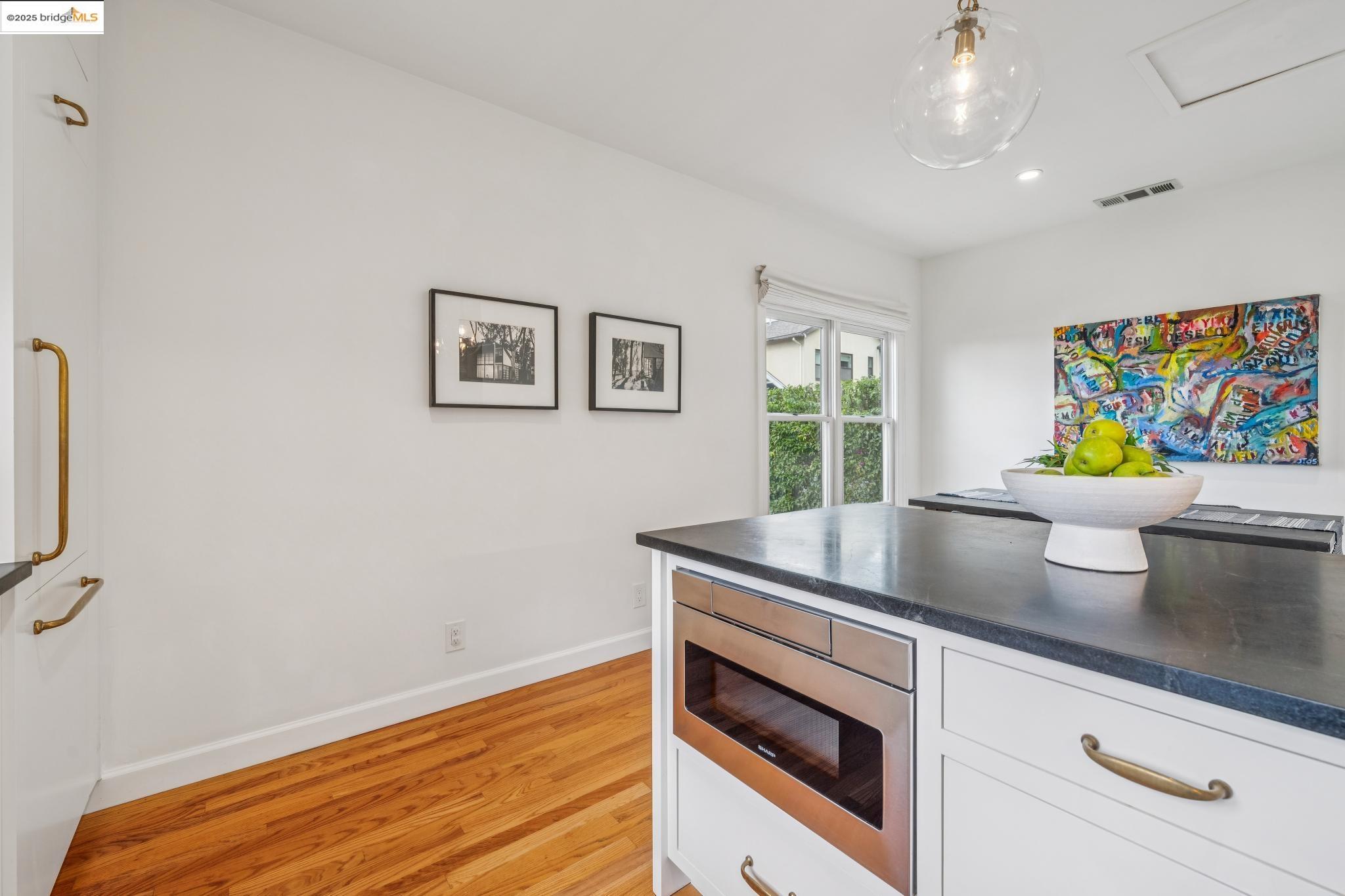 Detail Gallery Image 29 of 60 For 4926 Desmond St, Oakland,  CA 94618 - 2 Beds | 1/1 Baths
