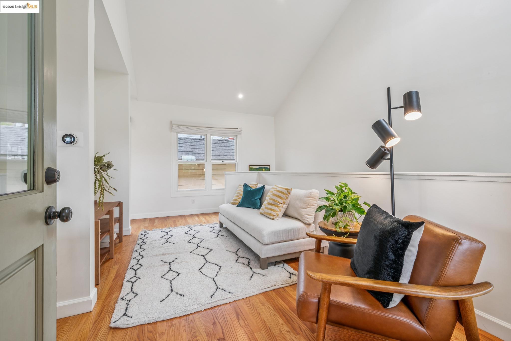 Detail Gallery Image 4 of 60 For 4926 Desmond St, Oakland,  CA 94618 - 2 Beds | 1/1 Baths