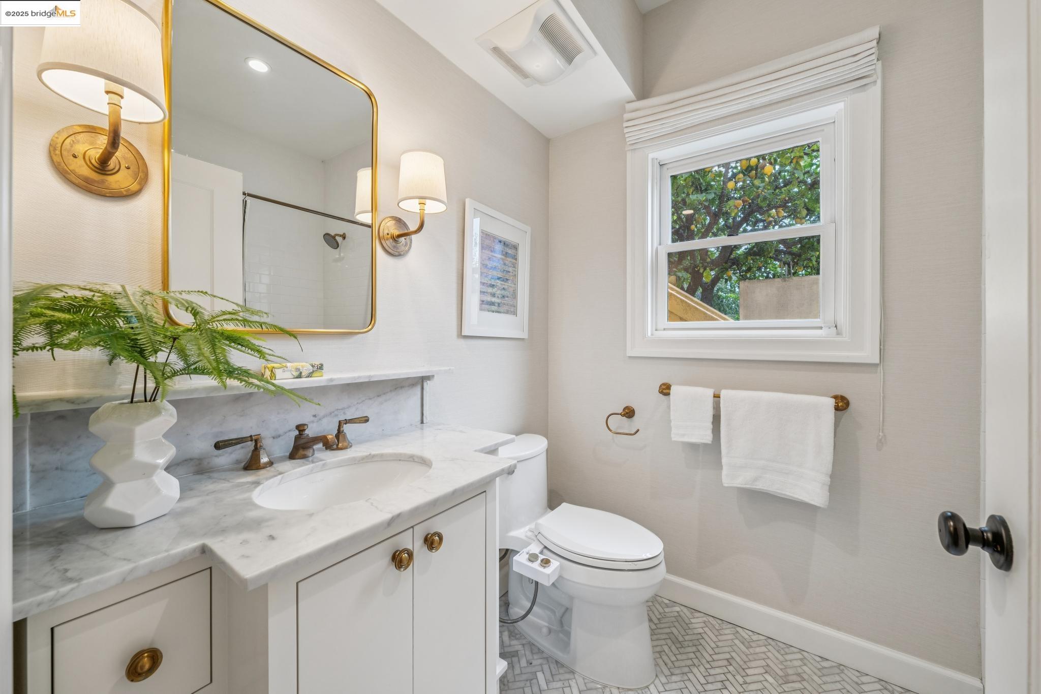 Detail Gallery Image 42 of 60 For 4926 Desmond St, Oakland,  CA 94618 - 2 Beds | 1/1 Baths
