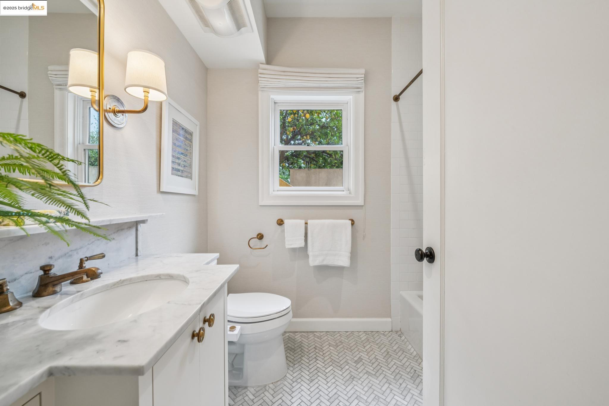 Detail Gallery Image 43 of 60 For 4926 Desmond St, Oakland,  CA 94618 - 2 Beds | 1/1 Baths