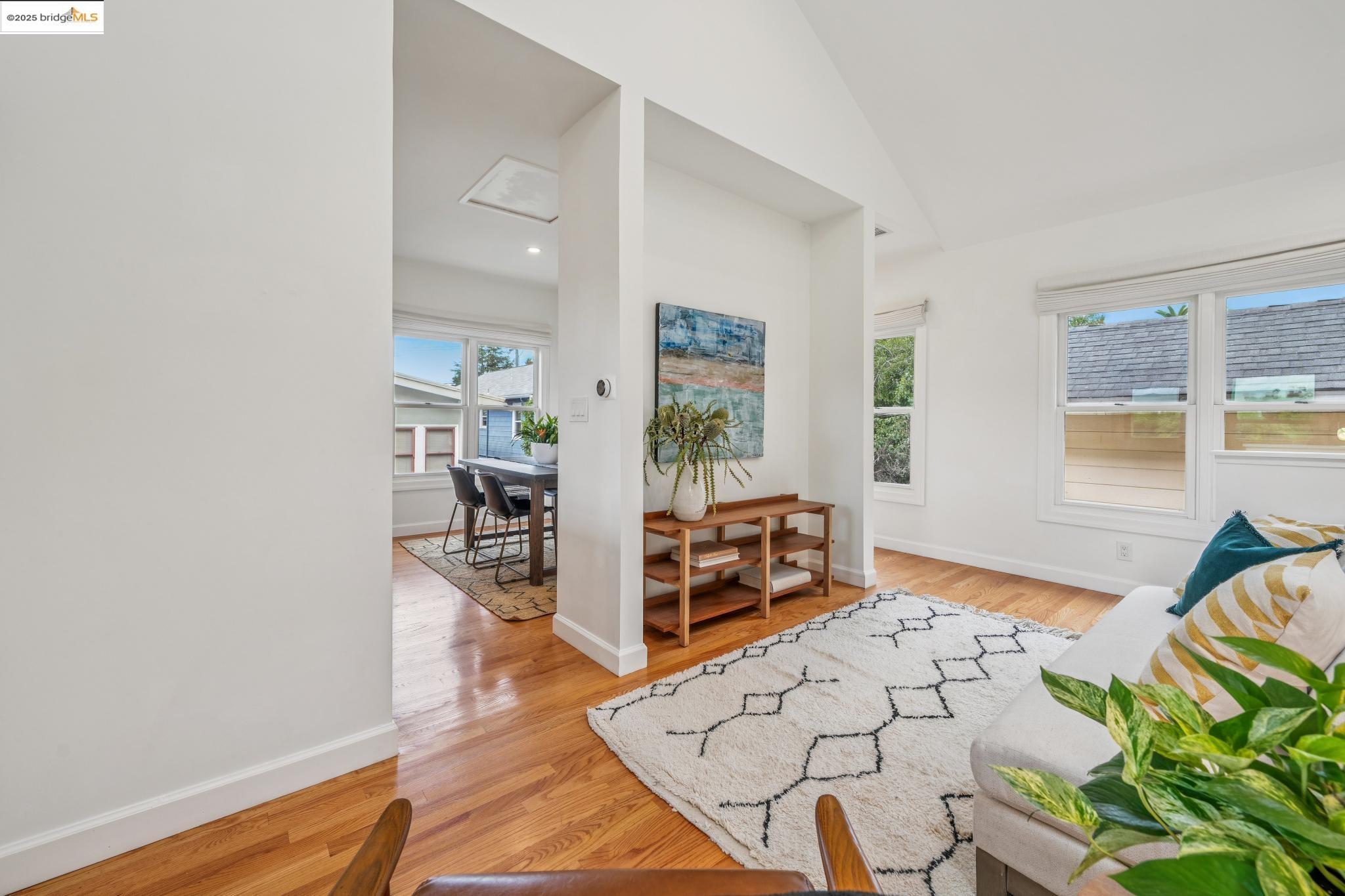 Detail Gallery Image 6 of 60 For 4926 Desmond St, Oakland,  CA 94618 - 2 Beds | 1/1 Baths