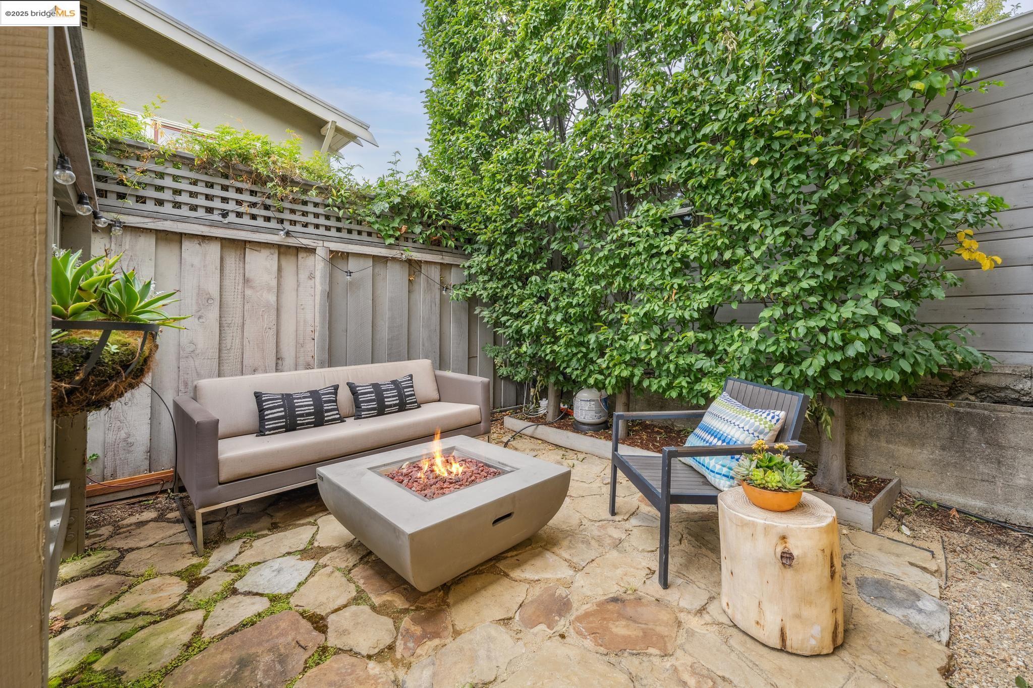 Detail Gallery Image 58 of 60 For 4926 Desmond St, Oakland,  CA 94618 - 2 Beds | 1/1 Baths