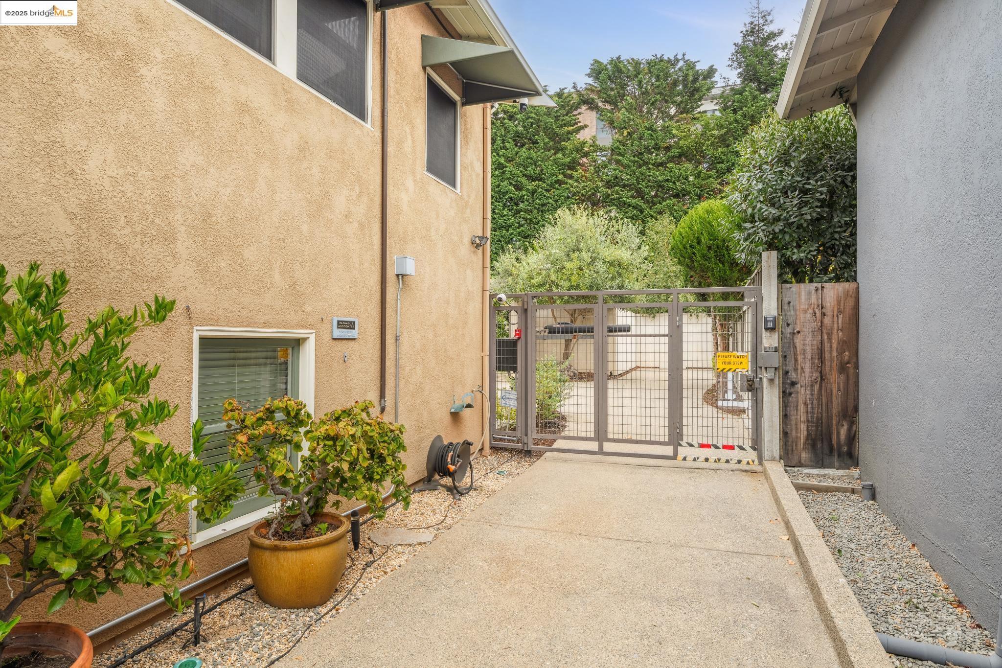Detail Gallery Image 59 of 60 For 4926 Desmond St, Oakland,  CA 94618 - 2 Beds | 1/1 Baths