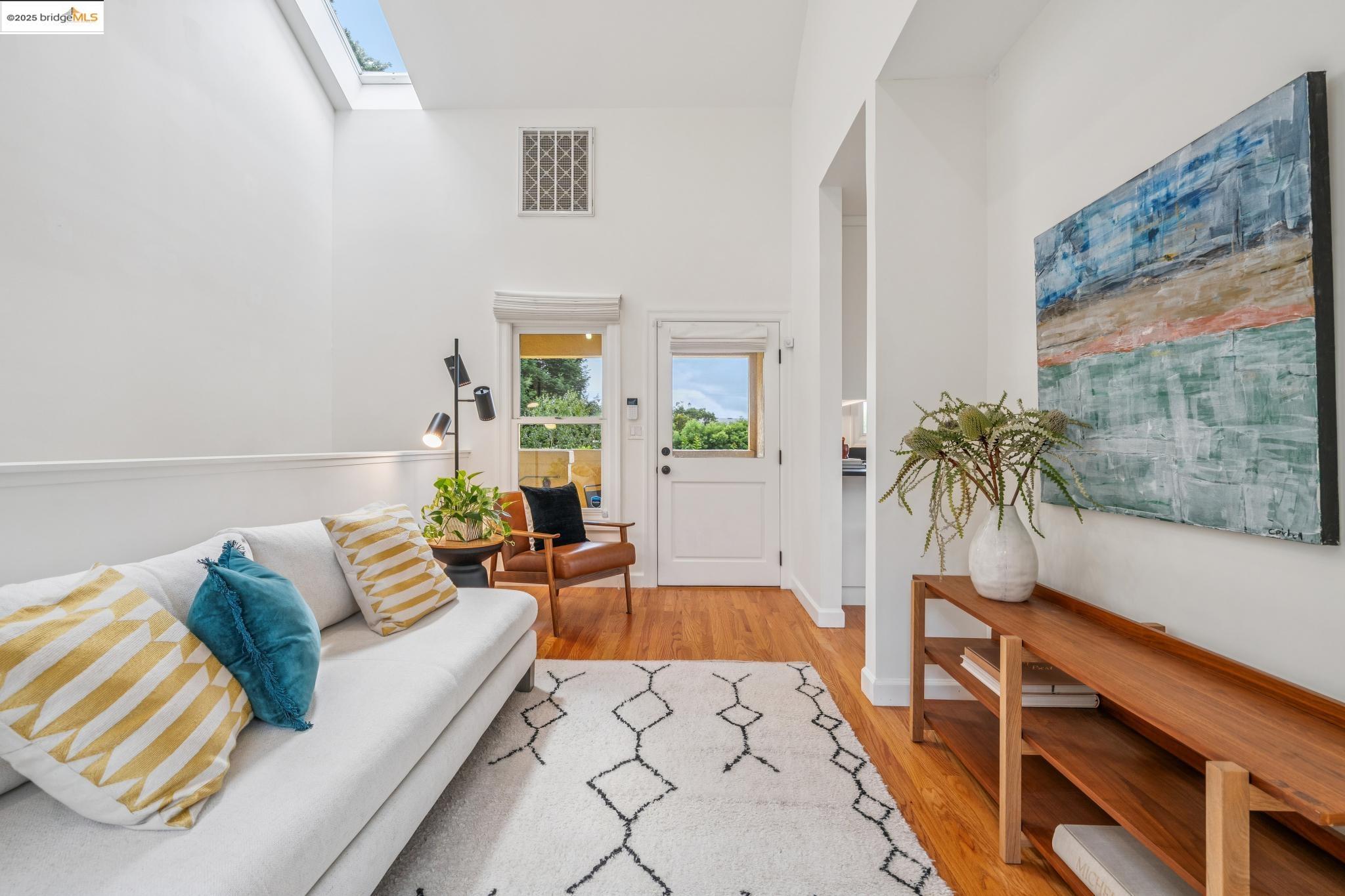 Detail Gallery Image 8 of 60 For 4926 Desmond St, Oakland,  CA 94618 - 2 Beds | 1/1 Baths