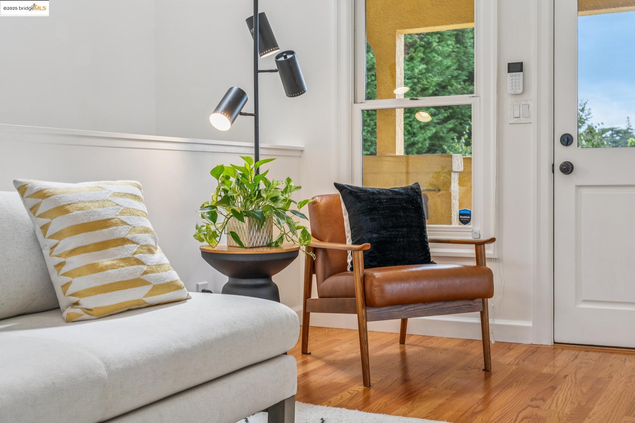 Detail Gallery Image 9 of 60 For 4926 Desmond St, Oakland,  CA 94618 - 2 Beds | 1/1 Baths