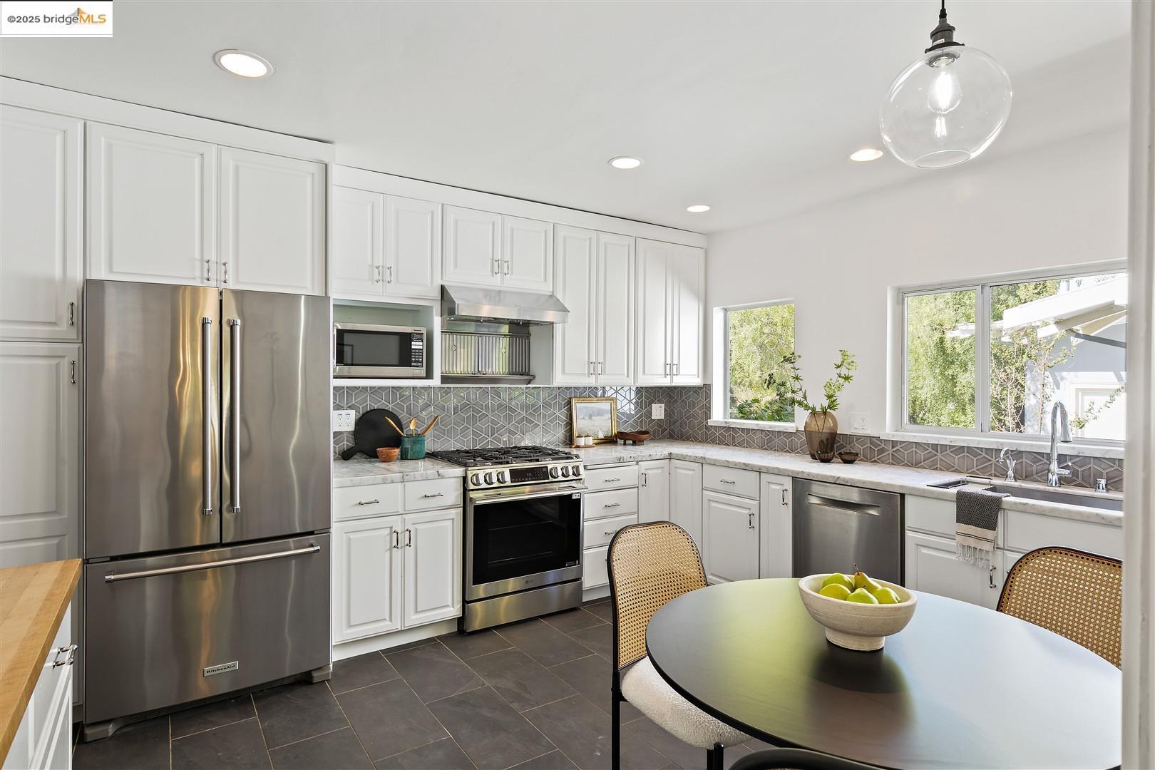 Detail Gallery Image 15 of 54 For 121 Nova Dr, Piedmont,  CA 94610 - 3 Beds | 2 Baths