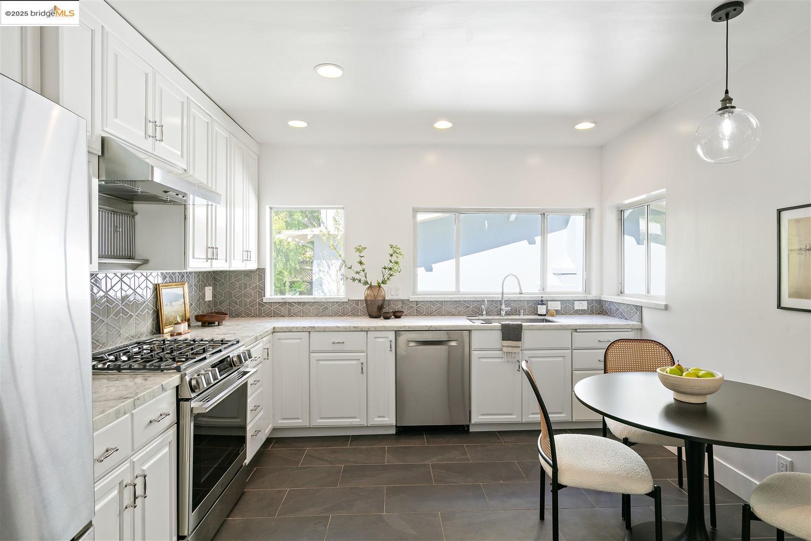 Detail Gallery Image 16 of 54 For 121 Nova Dr, Piedmont,  CA 94610 - 3 Beds | 2 Baths