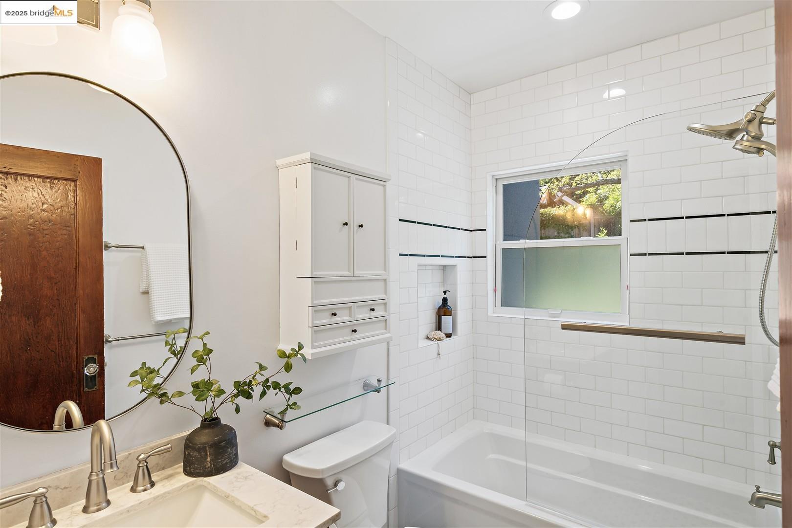 Detail Gallery Image 34 of 54 For 121 Nova Dr, Piedmont,  CA 94610 - 3 Beds | 2 Baths