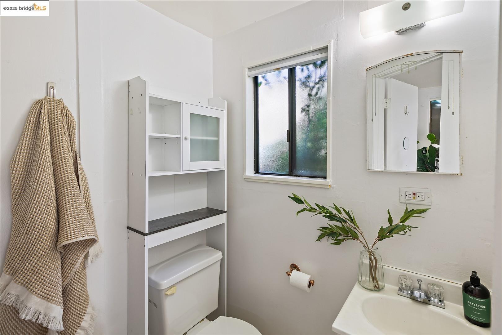 Detail Gallery Image 44 of 54 For 121 Nova Dr, Piedmont,  CA 94610 - 3 Beds | 2 Baths