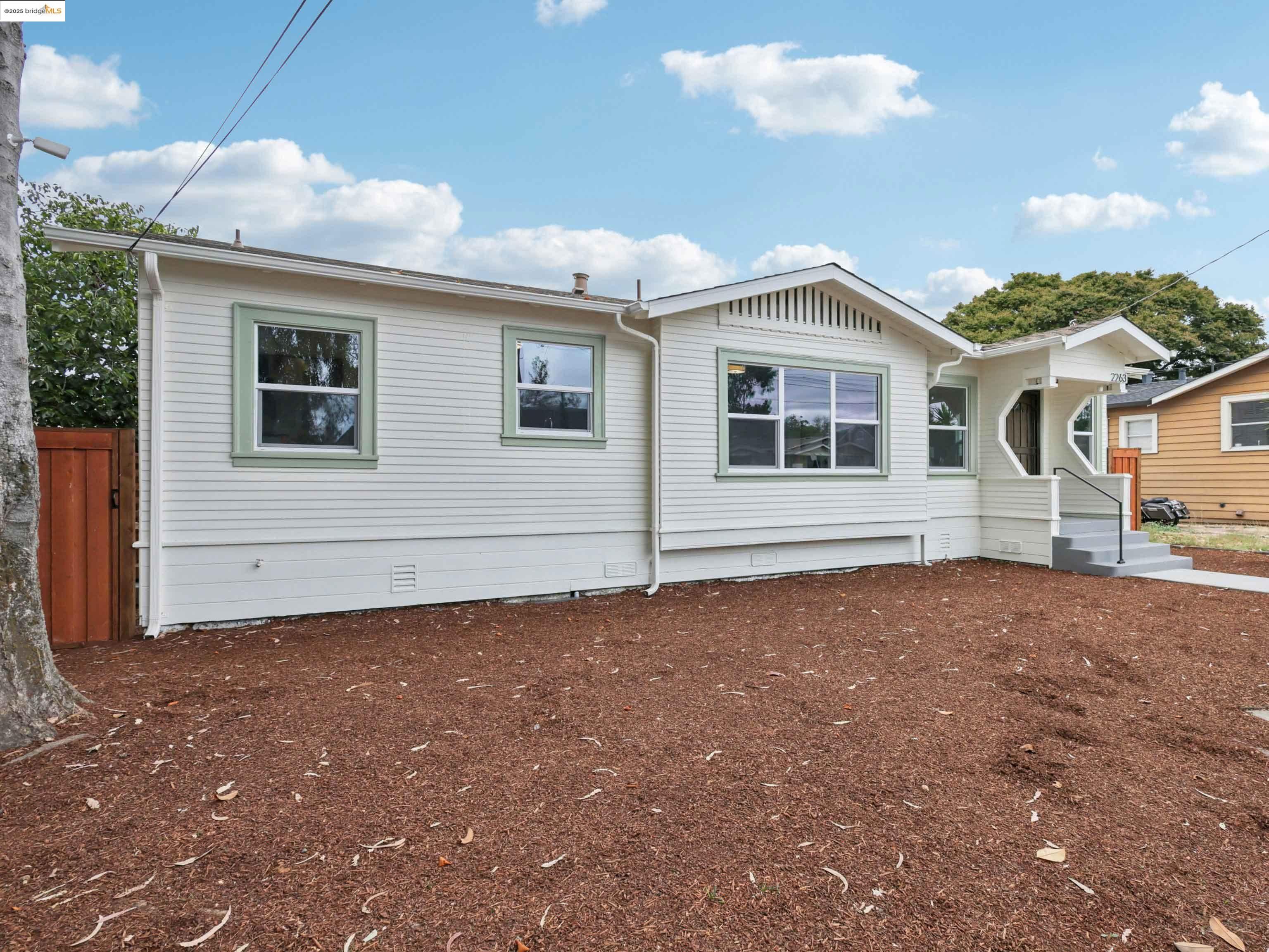 Detail Gallery Image 3 of 43 For 2263 80th Ave, Oakland,  CA 94605 - 3 Beds | 1 Baths
