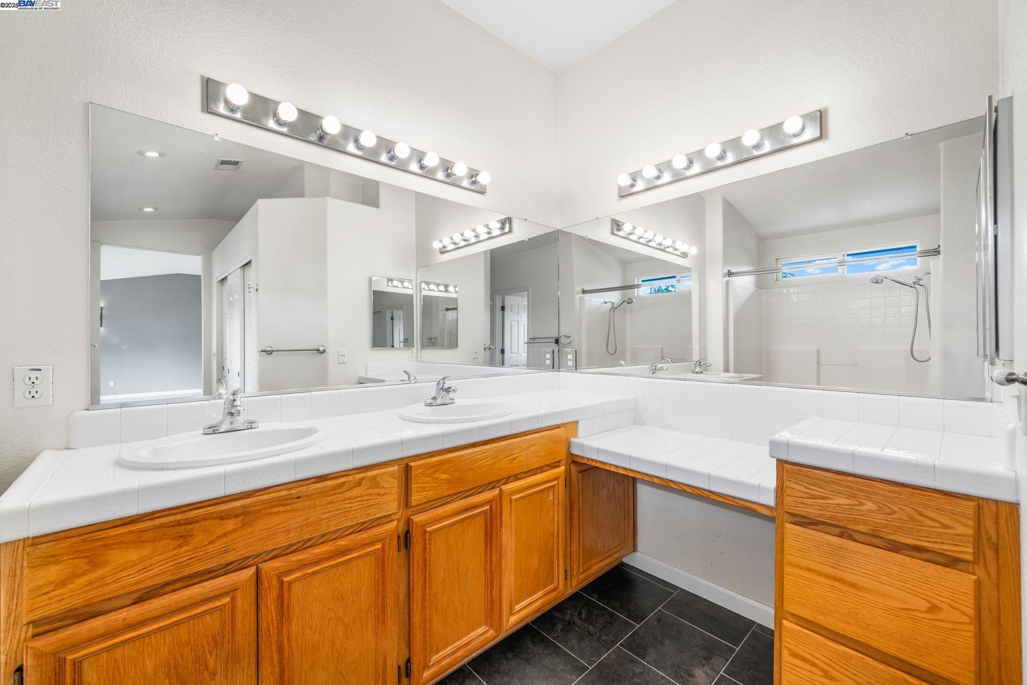 Detail Gallery Image 16 of 30 For 2001 Bridle Creek Cir, Tracy,  CA 95377-0205 - 5 Beds | 3 Baths