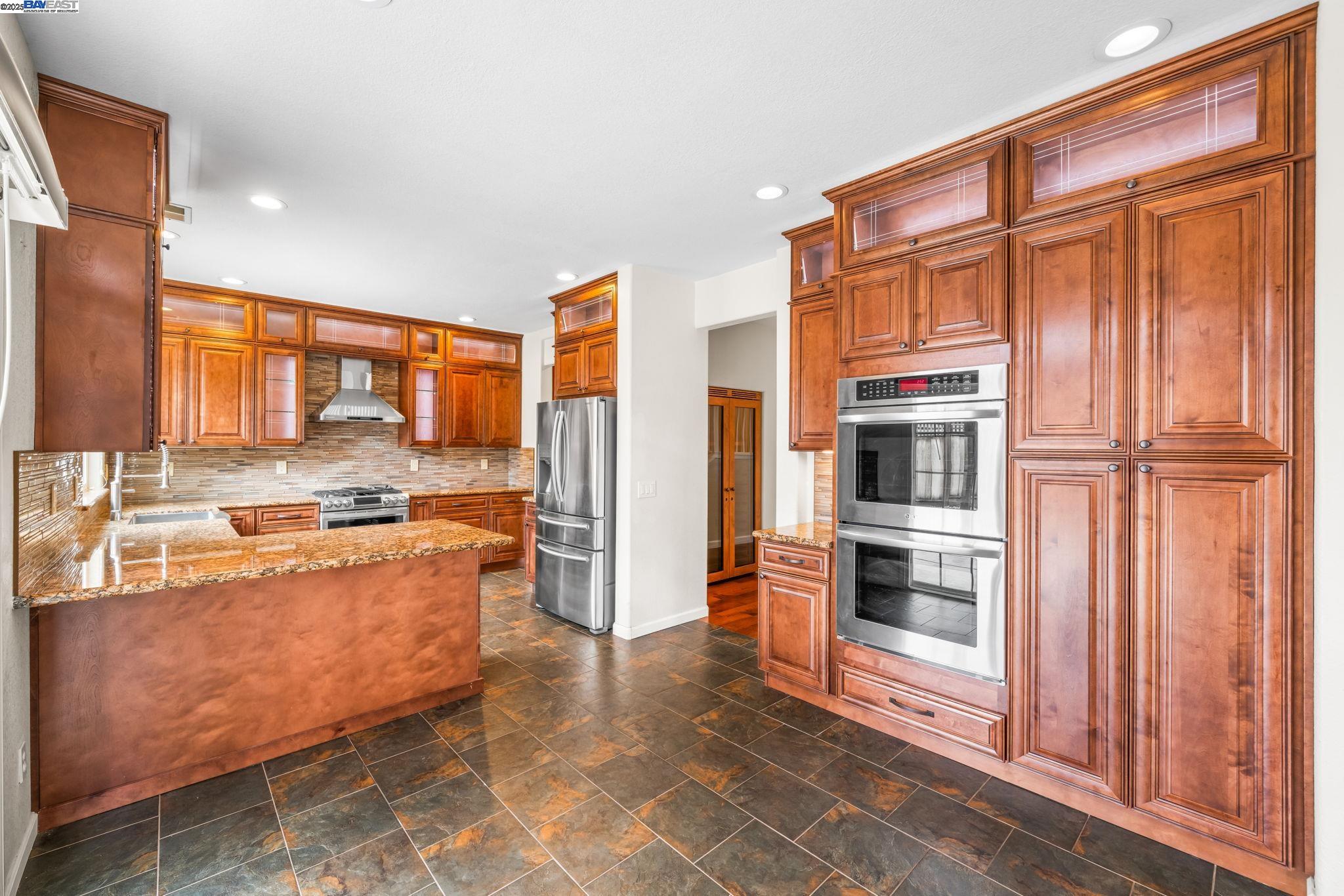 Detail Gallery Image 3 of 30 For 2001 Bridle Creek Cir, Tracy,  CA 95377-0205 - 5 Beds | 3 Baths