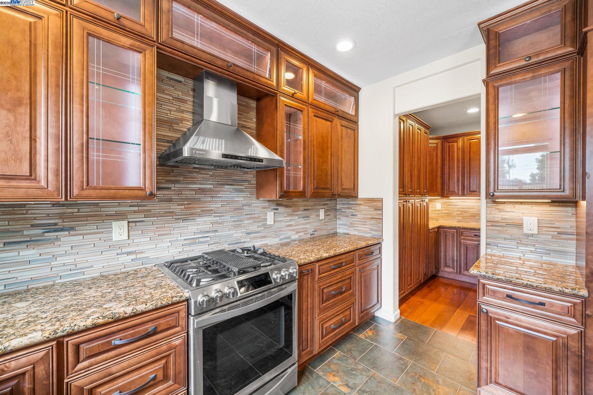 Detail Gallery Image 5 of 30 For 2001 Bridle Creek Cir, Tracy,  CA 95377-0205 - 5 Beds | 3 Baths