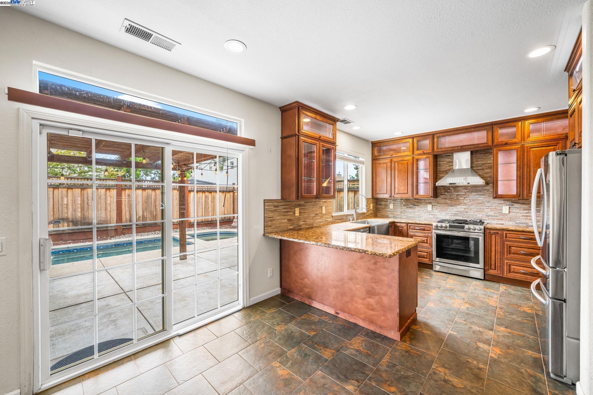 Detail Gallery Image 6 of 30 For 2001 Bridle Creek Cir, Tracy,  CA 95377-0205 - 5 Beds | 3 Baths