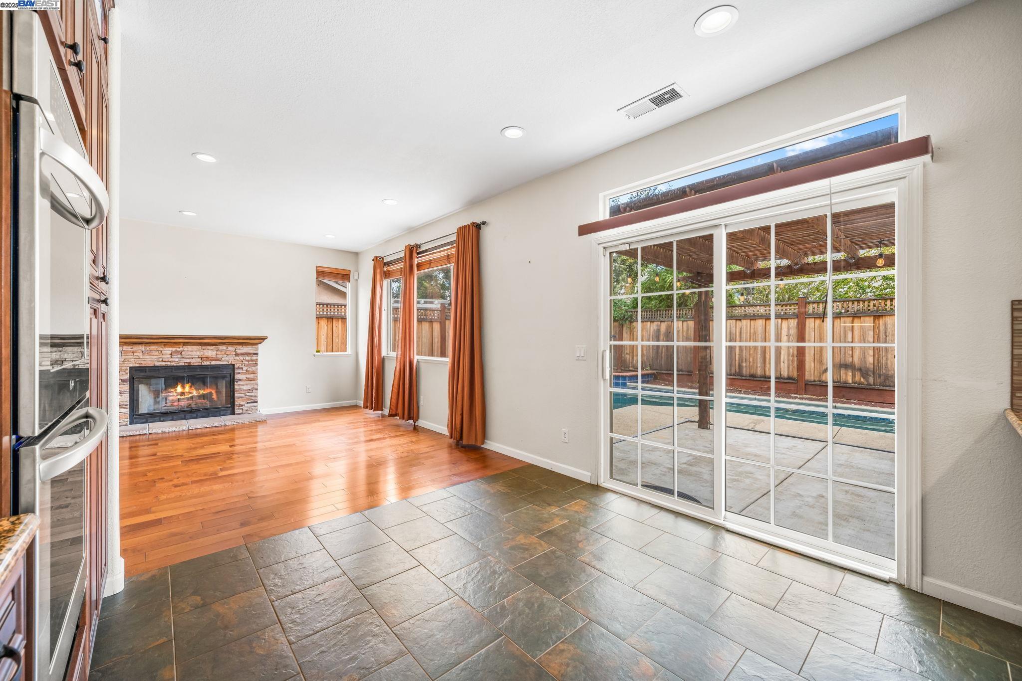Detail Gallery Image 8 of 30 For 2001 Bridle Creek Cir, Tracy,  CA 95377-0205 - 5 Beds | 3 Baths