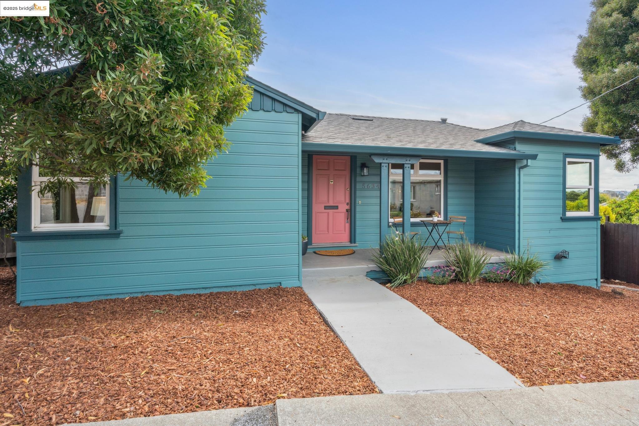 Detail Gallery Image 2 of 38 For 5634 Burlingame Ave, Richmond,  CA 94804 - 2 Beds | 1 Baths