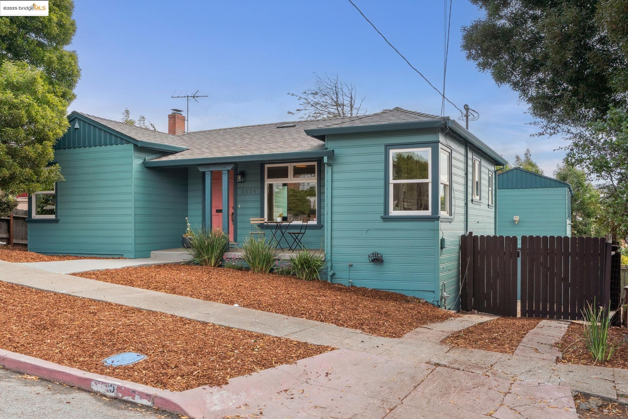 Detail Gallery Image 3 of 38 For 5634 Burlingame Ave, Richmond,  CA 94804 - 2 Beds | 1 Baths