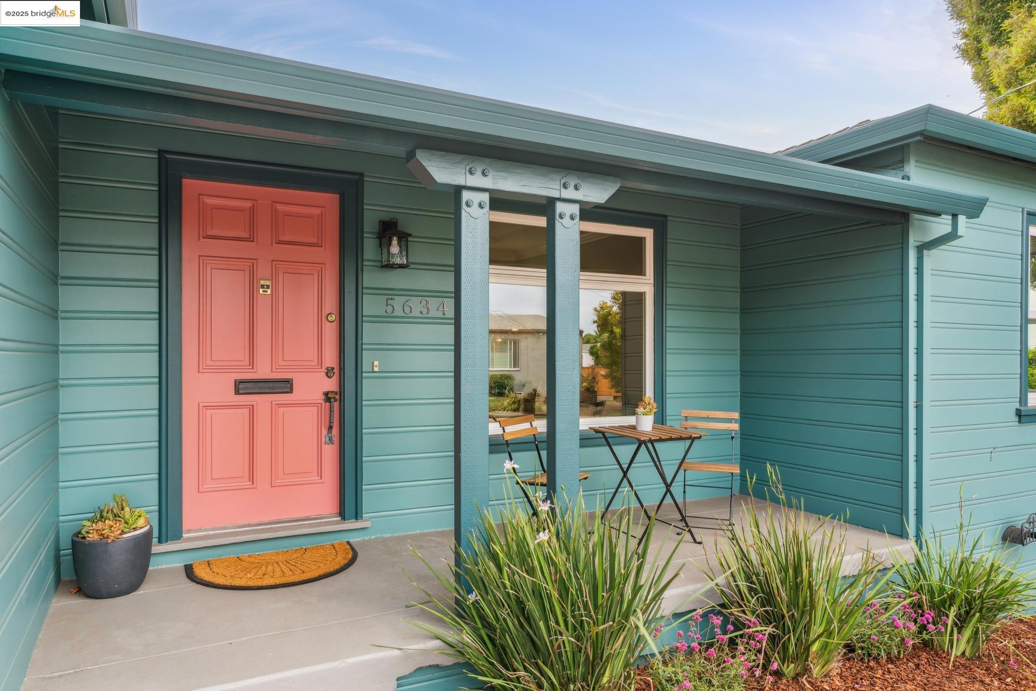 Detail Gallery Image 4 of 38 For 5634 Burlingame Ave, Richmond,  CA 94804 - 2 Beds | 1 Baths