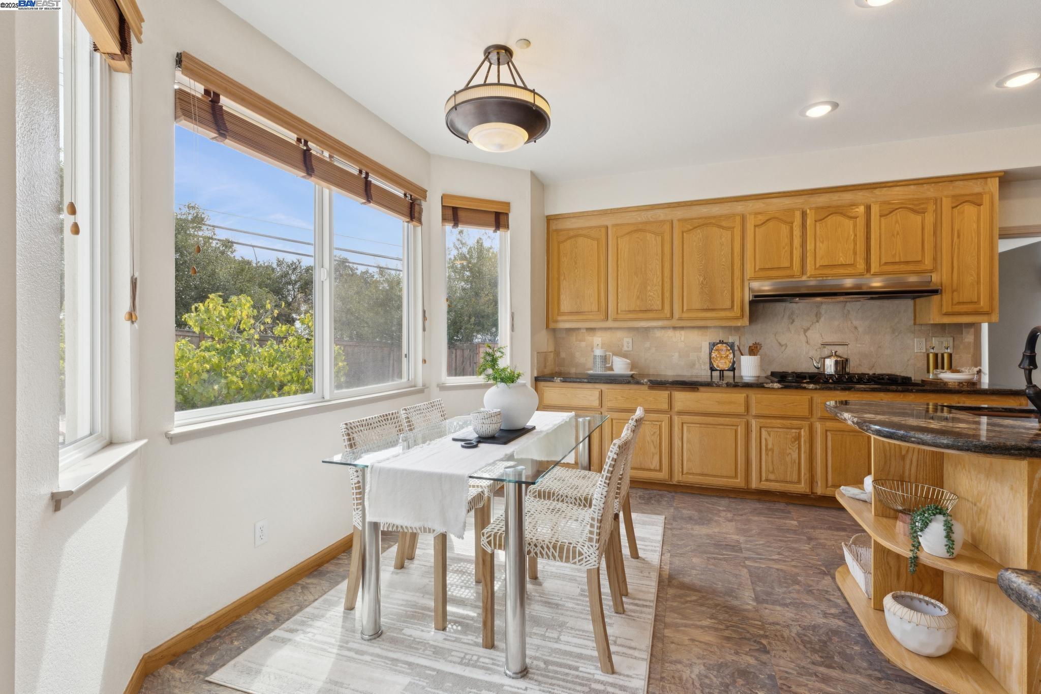 Detail Gallery Image 12 of 60 For 4460 Quicksilver Ct, Hayward,  CA 94542 - 4 Beds | 3 Baths