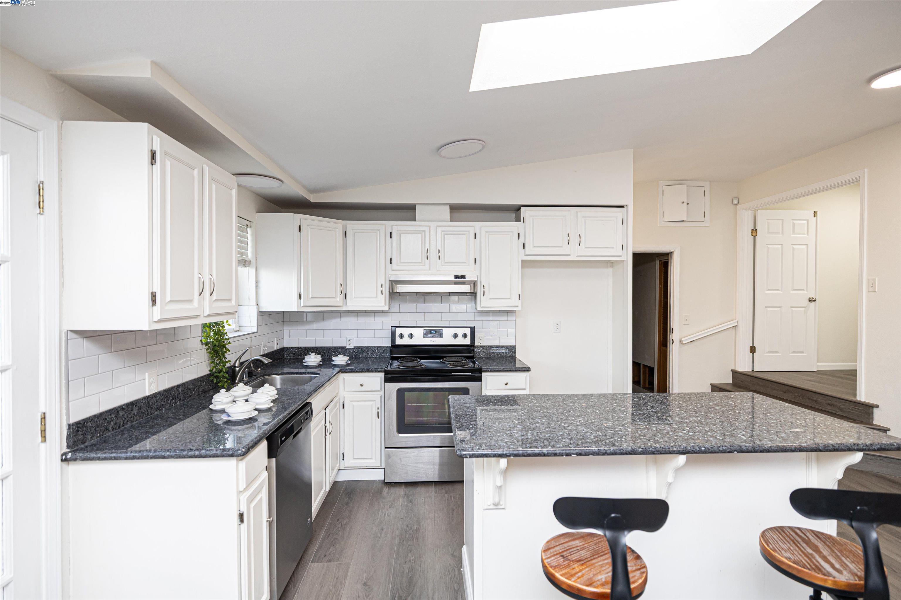 Detail Gallery Image 11 of 41 For 1722 Eveleth Ave, San Leandro,  CA 94577 - 3 Beds | 2/1 Baths