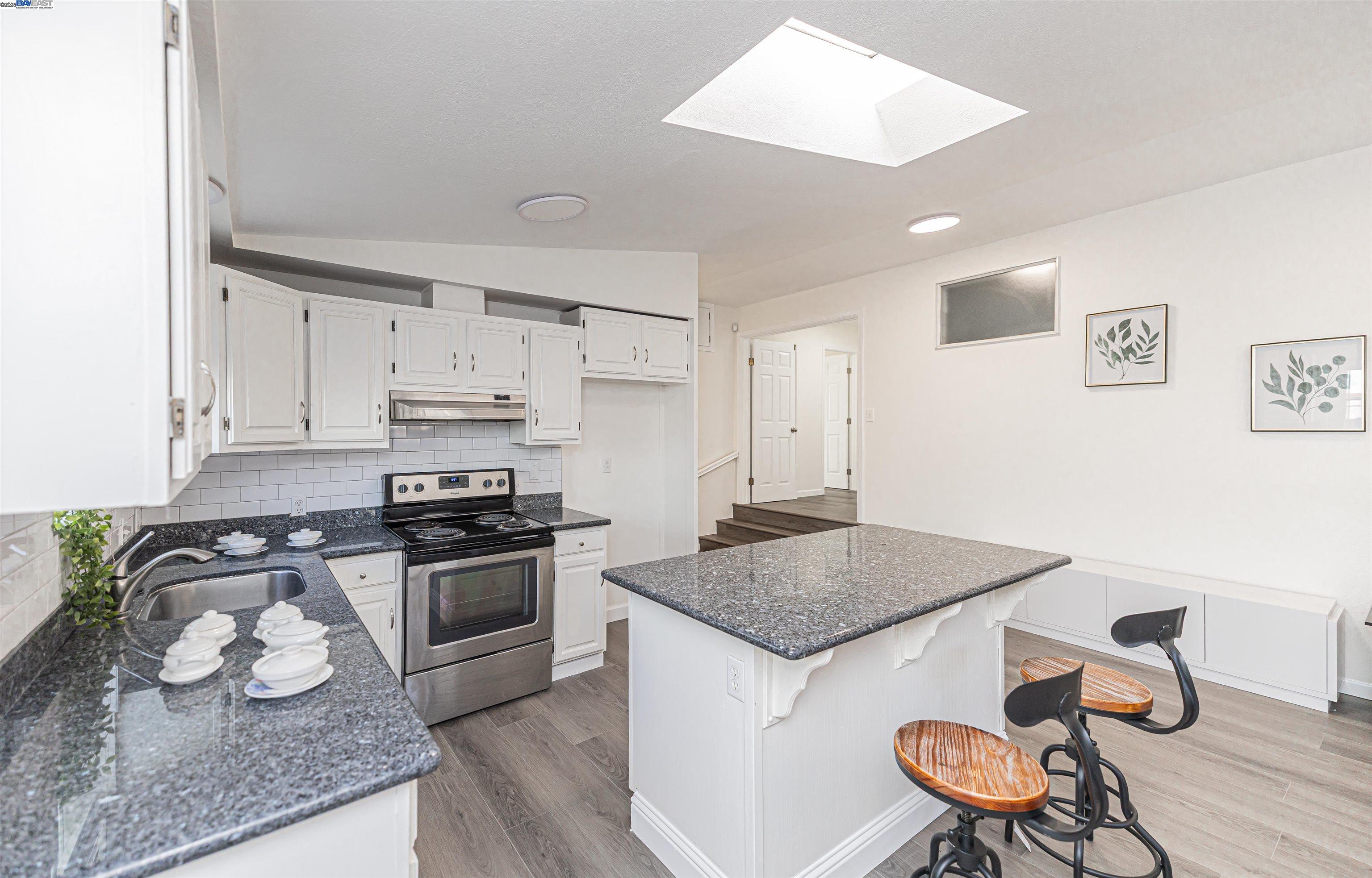 Detail Gallery Image 12 of 41 For 1722 Eveleth Ave, San Leandro,  CA 94577 - 3 Beds | 2/1 Baths