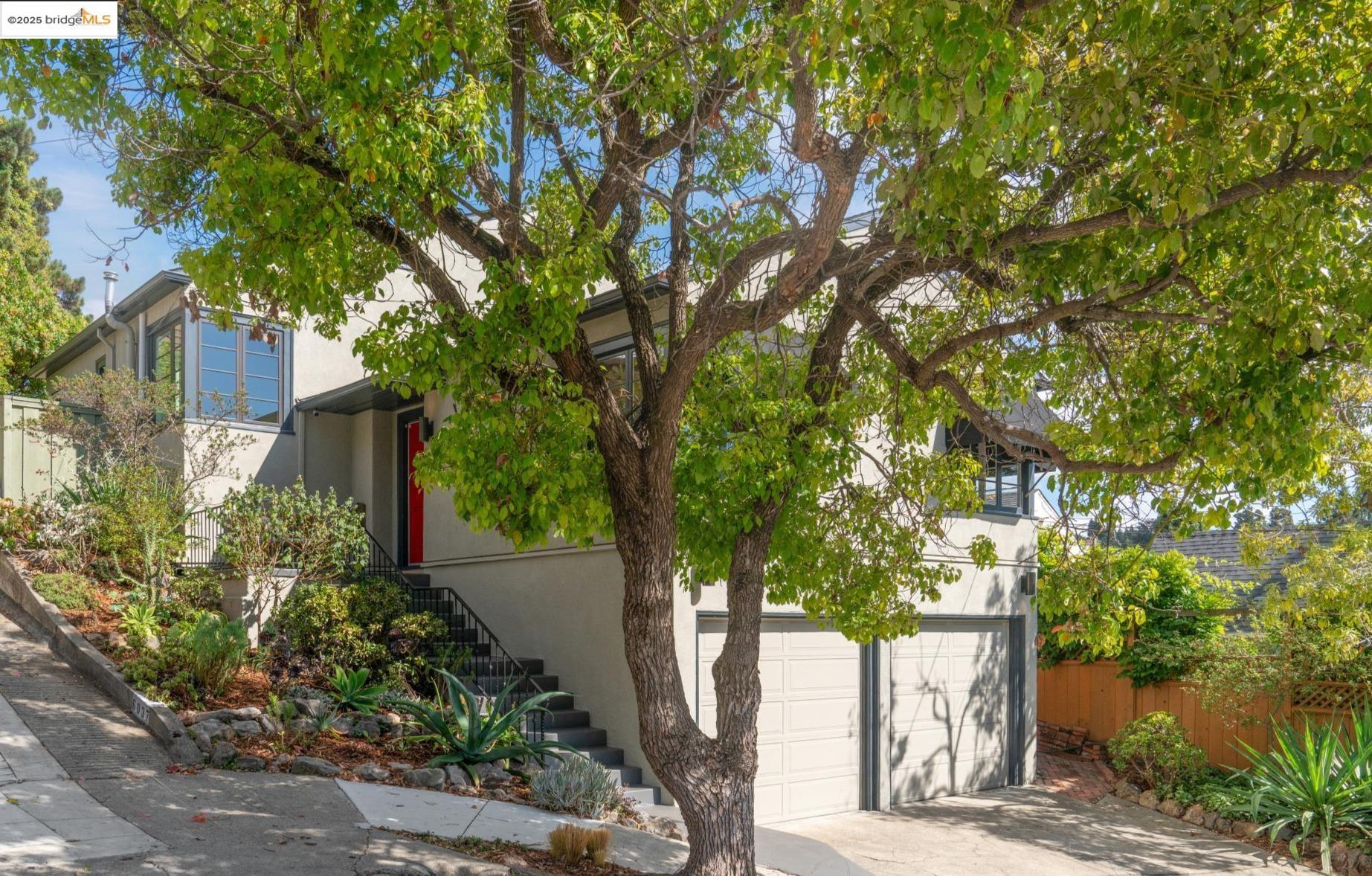 Detail Gallery Image 2 of 34 For 5968 Chabot Crest, Oakland,  CA 94618 - 3 Beds | 3 Baths
