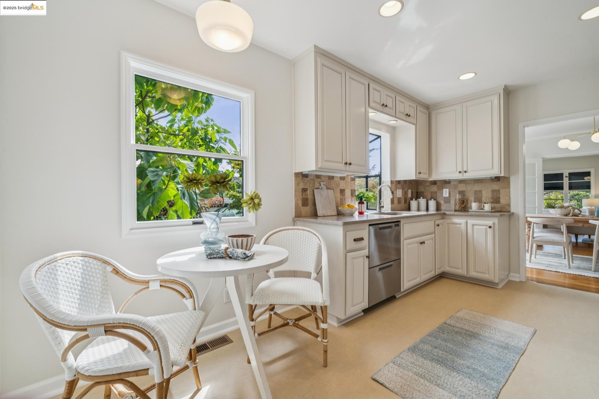 Detail Gallery Image 11 of 34 For 5968 Chabot Crest, Oakland,  CA 94618 - 3 Beds | 3 Baths