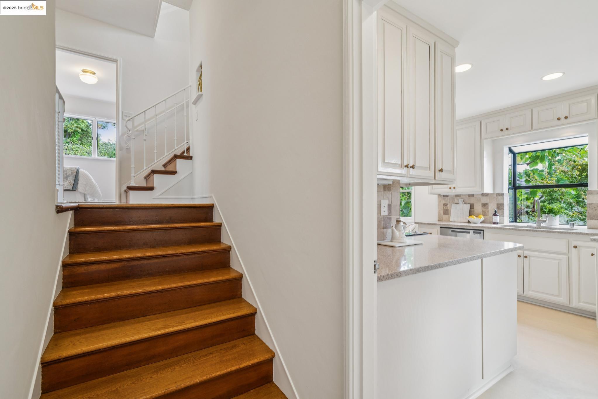 Detail Gallery Image 13 of 34 For 5968 Chabot Crest, Oakland,  CA 94618 - 3 Beds | 3 Baths