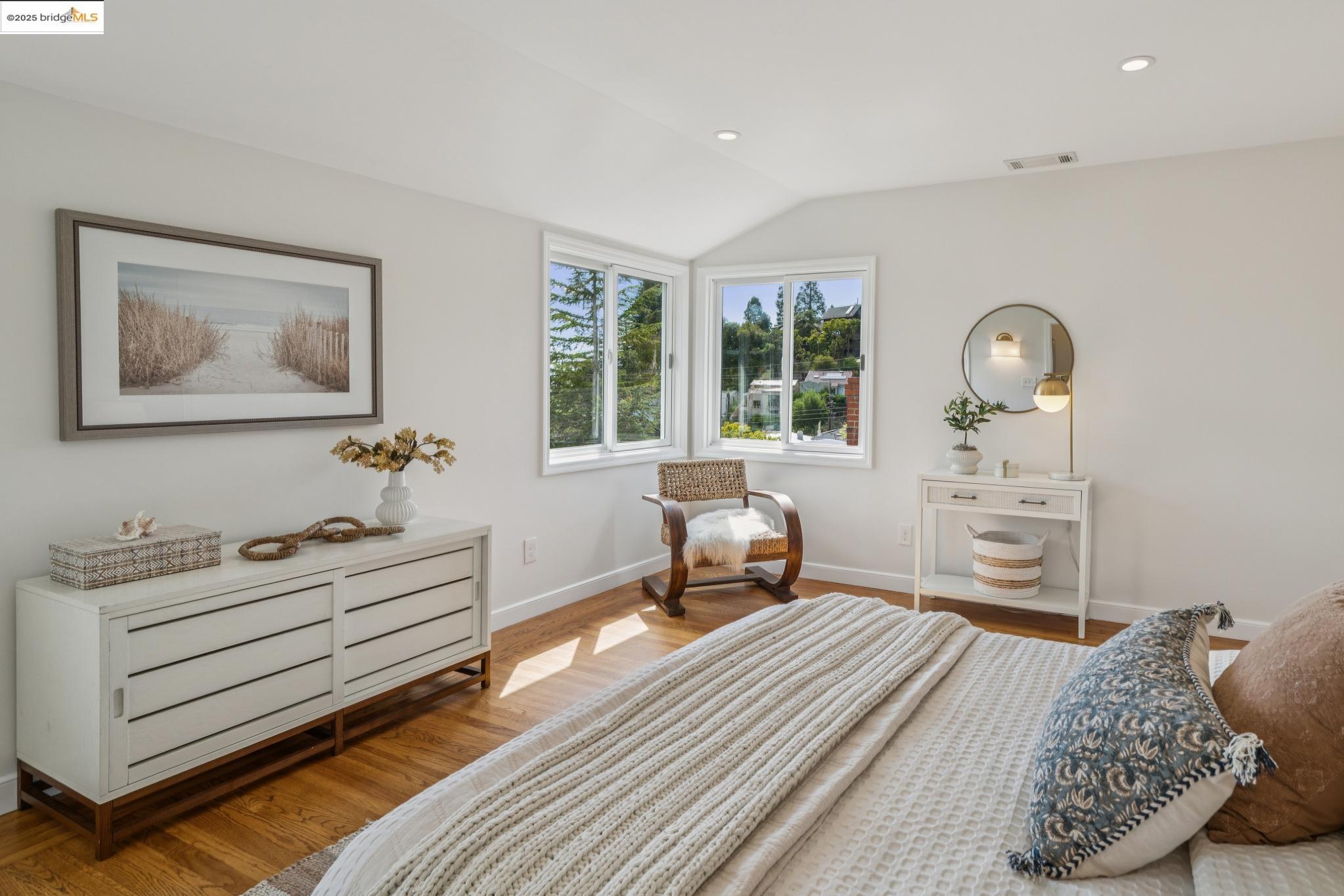 Detail Gallery Image 14 of 34 For 5968 Chabot Crest, Oakland,  CA 94618 - 3 Beds | 3 Baths