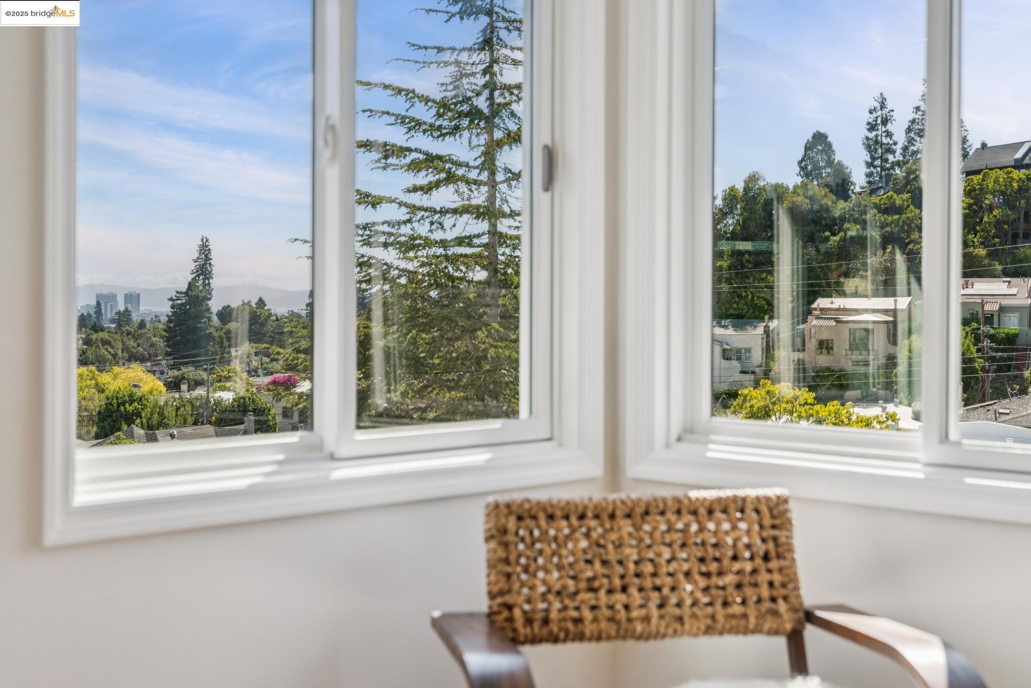 Detail Gallery Image 15 of 34 For 5968 Chabot Crest, Oakland,  CA 94618 - 3 Beds | 3 Baths