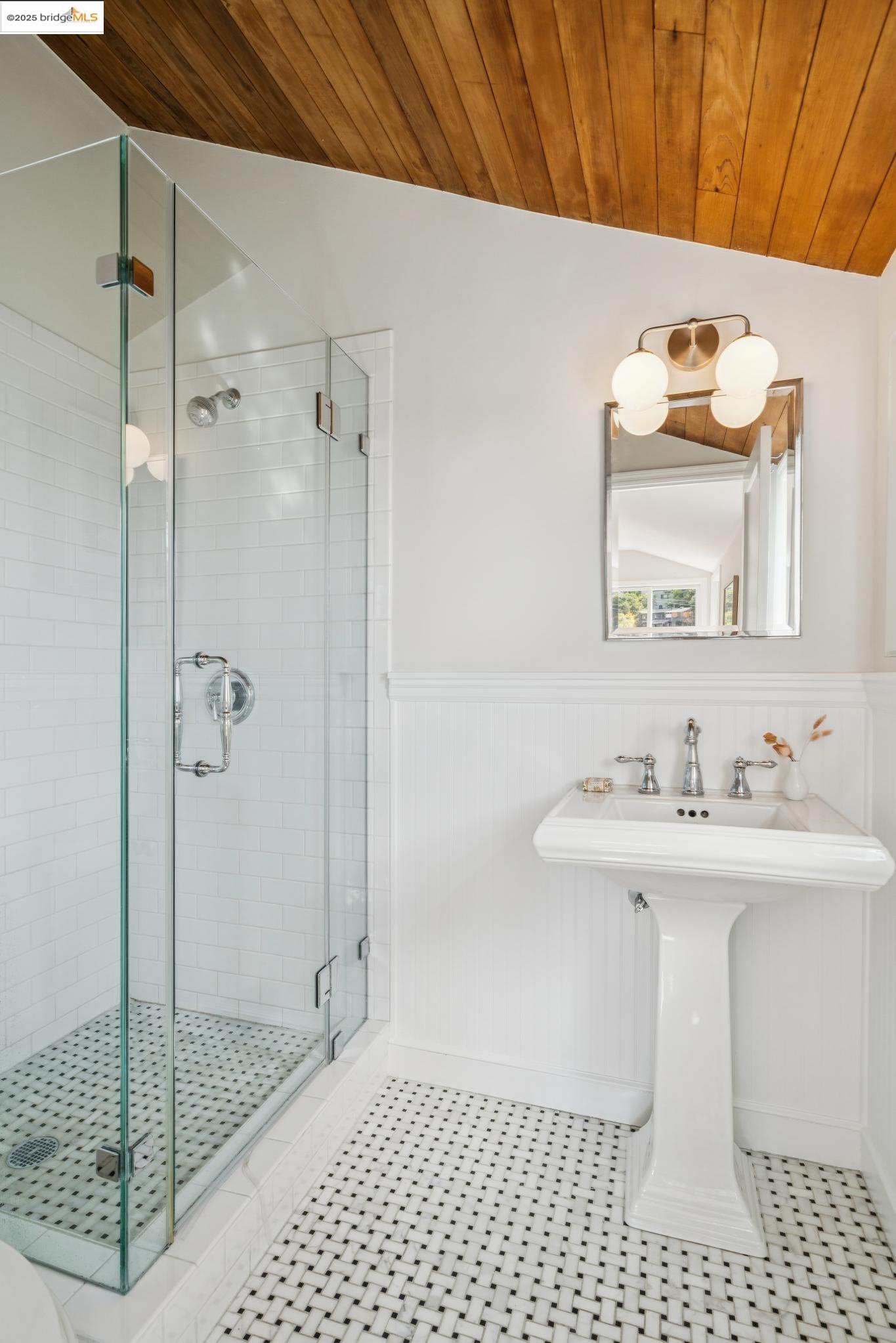 Detail Gallery Image 18 of 34 For 5968 Chabot Crest, Oakland,  CA 94618 - 3 Beds | 3 Baths