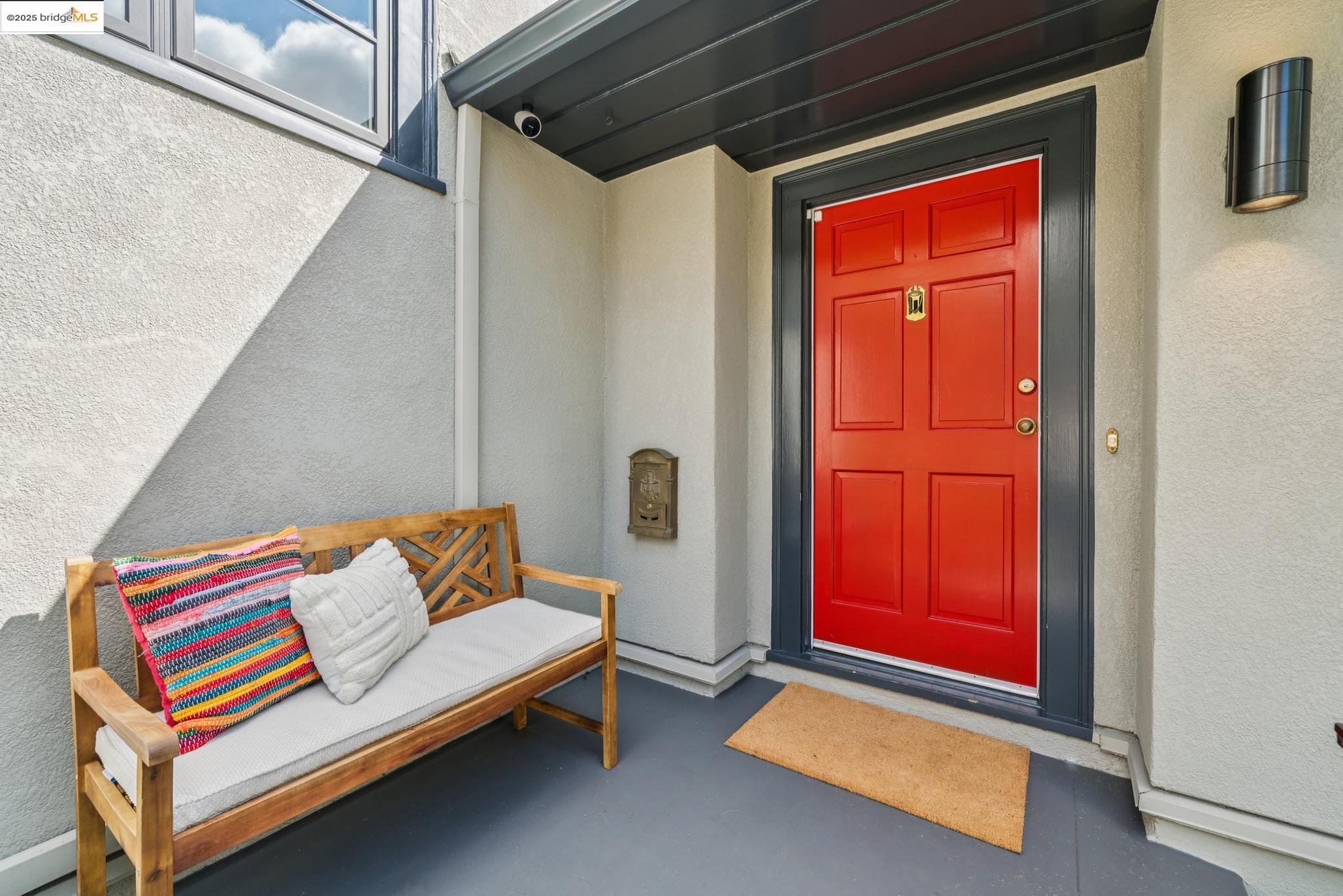 Detail Gallery Image 3 of 34 For 5968 Chabot Crest, Oakland,  CA 94618 - 3 Beds | 3 Baths
