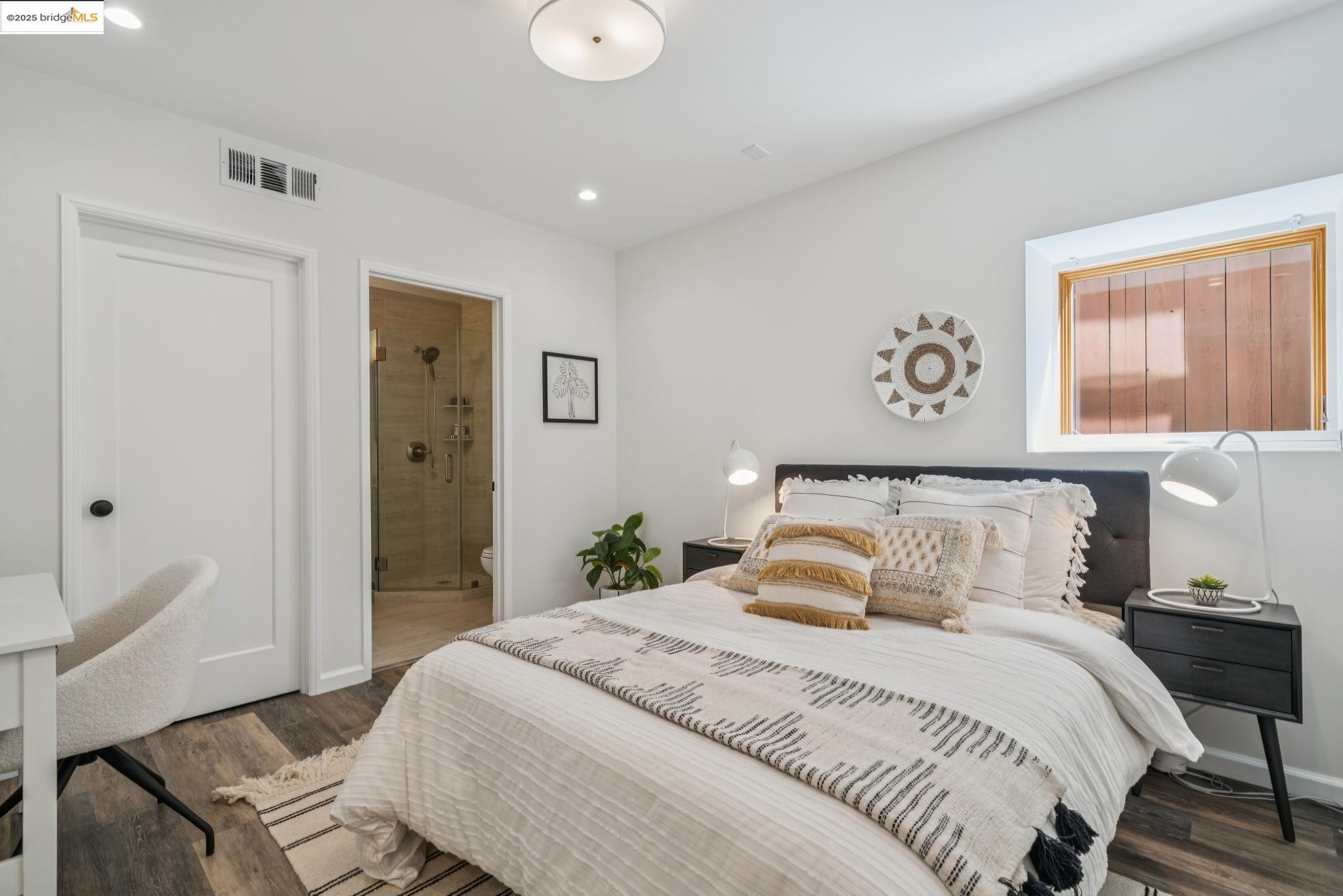 Detail Gallery Image 24 of 34 For 5968 Chabot Crest, Oakland,  CA 94618 - 3 Beds | 3 Baths