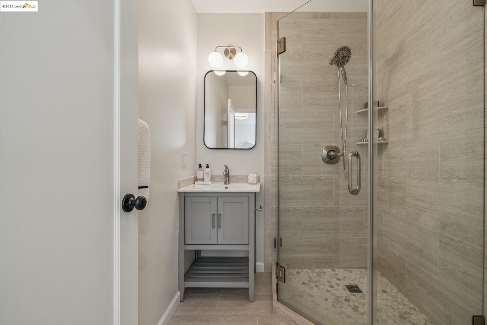 Detail Gallery Image 25 of 34 For 5968 Chabot Crest, Oakland,  CA 94618 - 3 Beds | 3 Baths