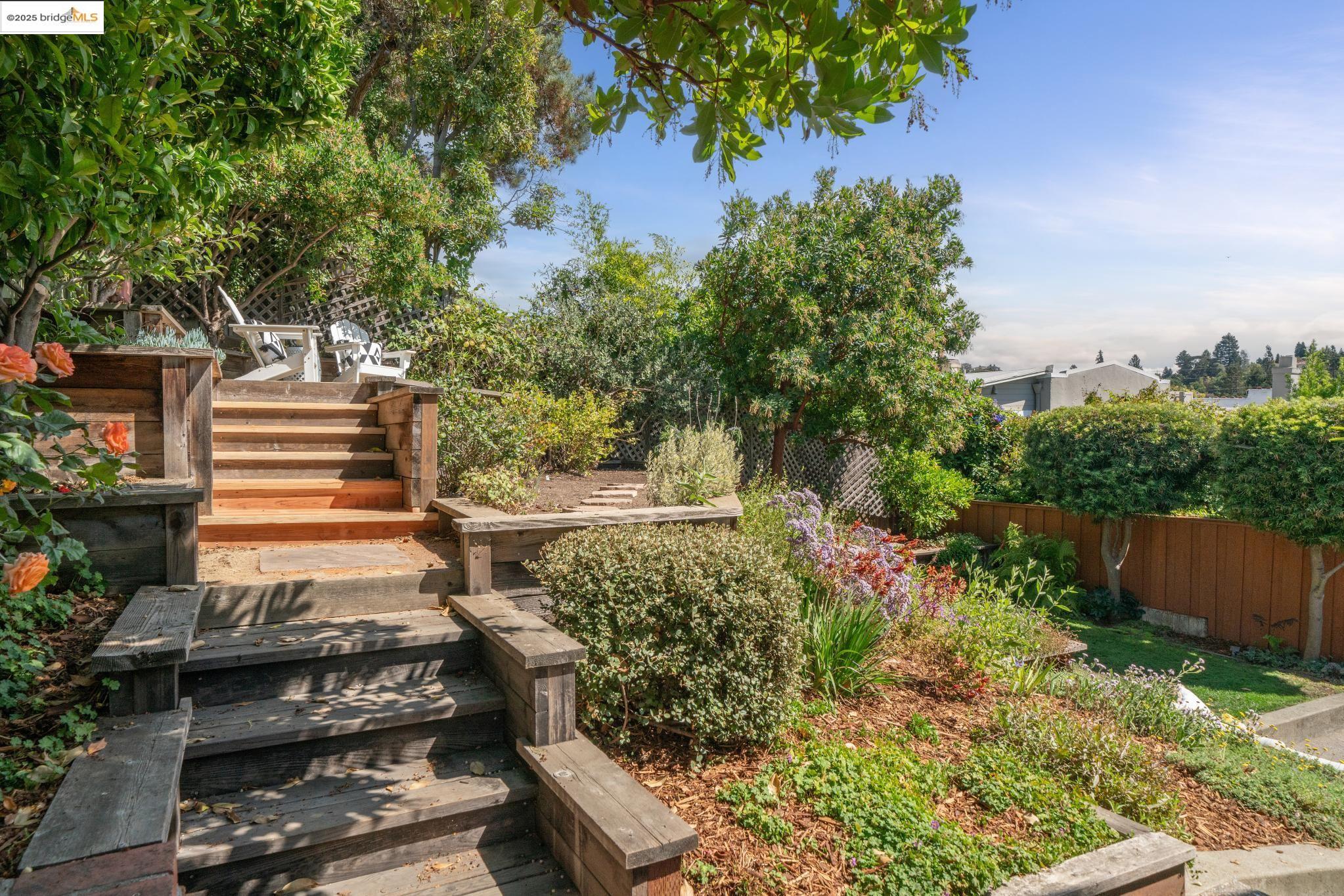 Detail Gallery Image 29 of 34 For 5968 Chabot Crest, Oakland,  CA 94618 - 3 Beds | 3 Baths
