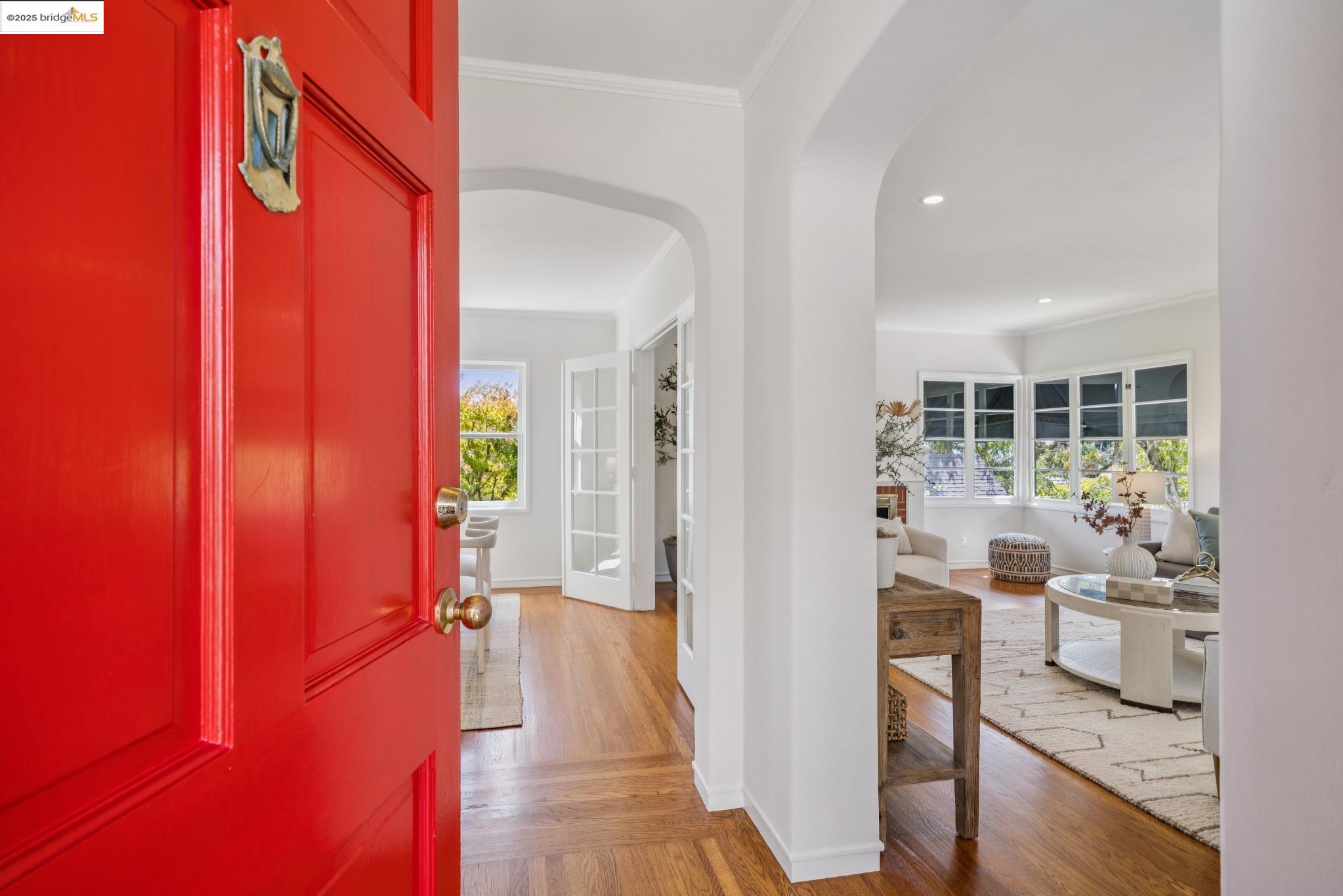 Detail Gallery Image 4 of 34 For 5968 Chabot Crest, Oakland,  CA 94618 - 3 Beds | 3 Baths