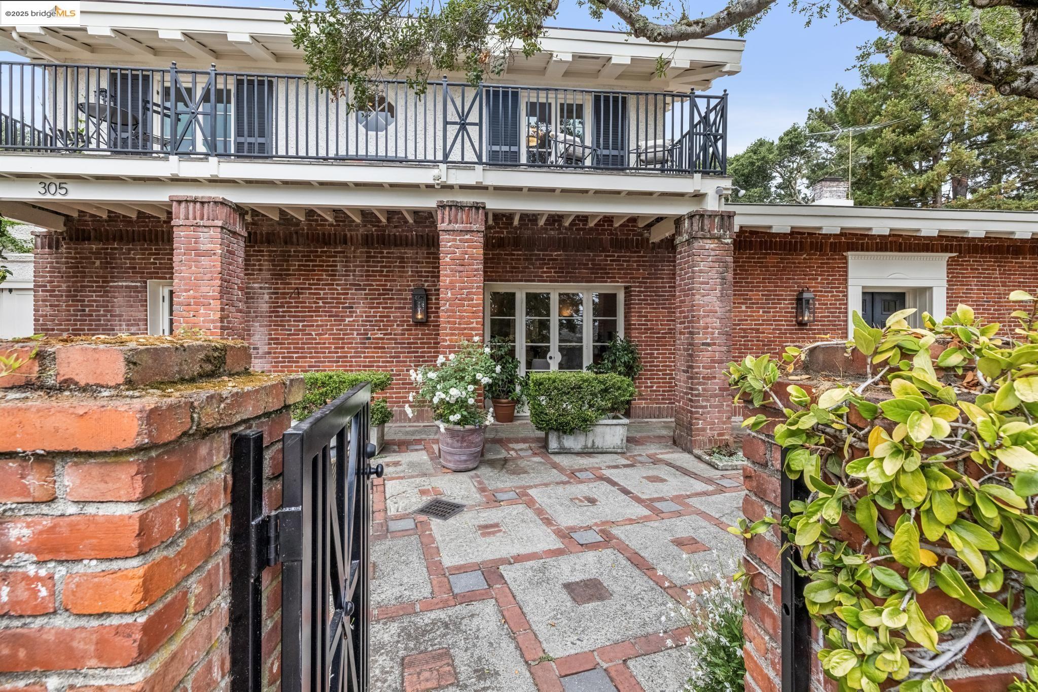 Detail Gallery Image 2 of 60 For 305 the Uplands, Berkeley,  CA 94705 - 4 Beds | 3/2 Baths