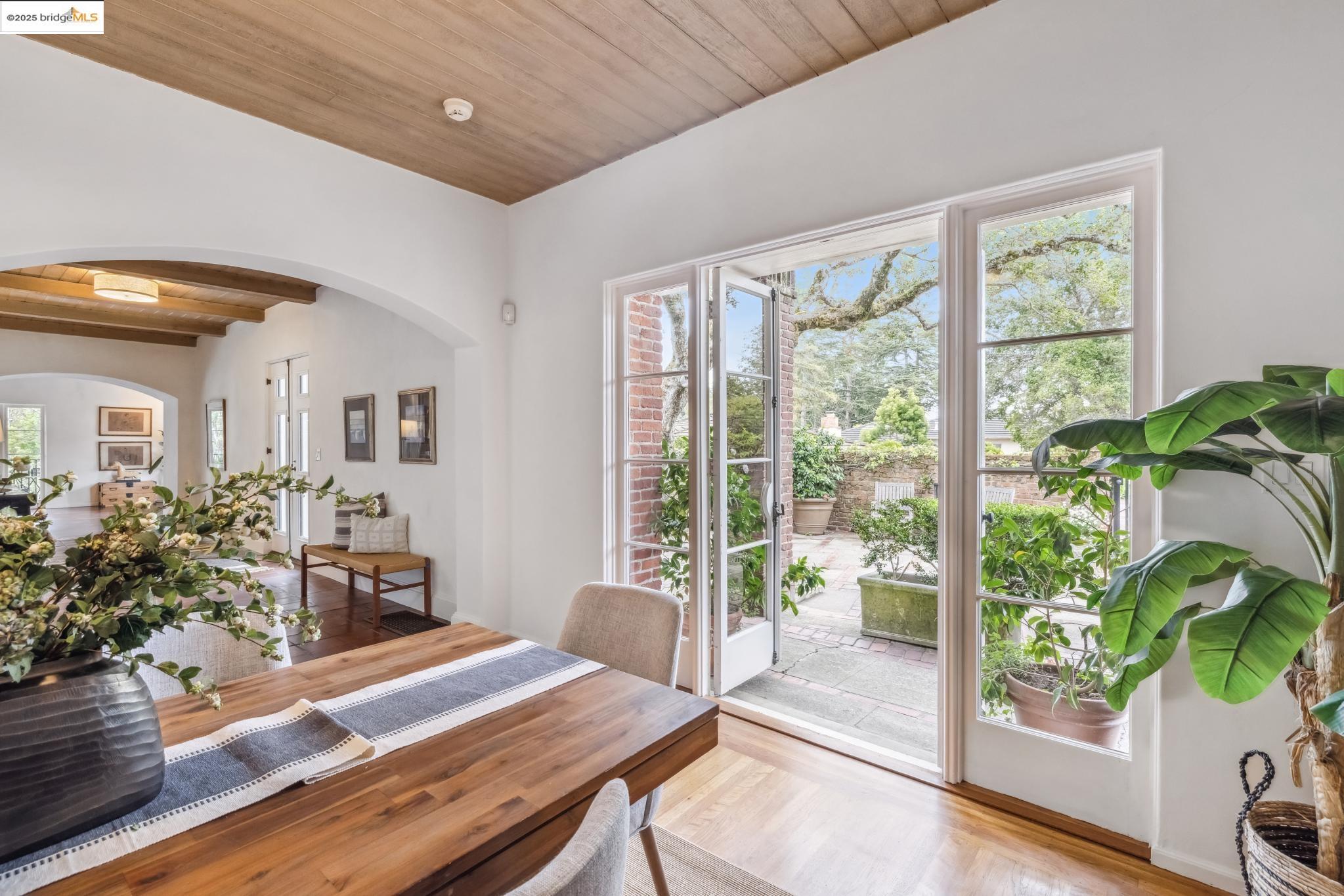 Detail Gallery Image 17 of 60 For 305 the Uplands, Berkeley,  CA 94705 - 4 Beds | 3/2 Baths