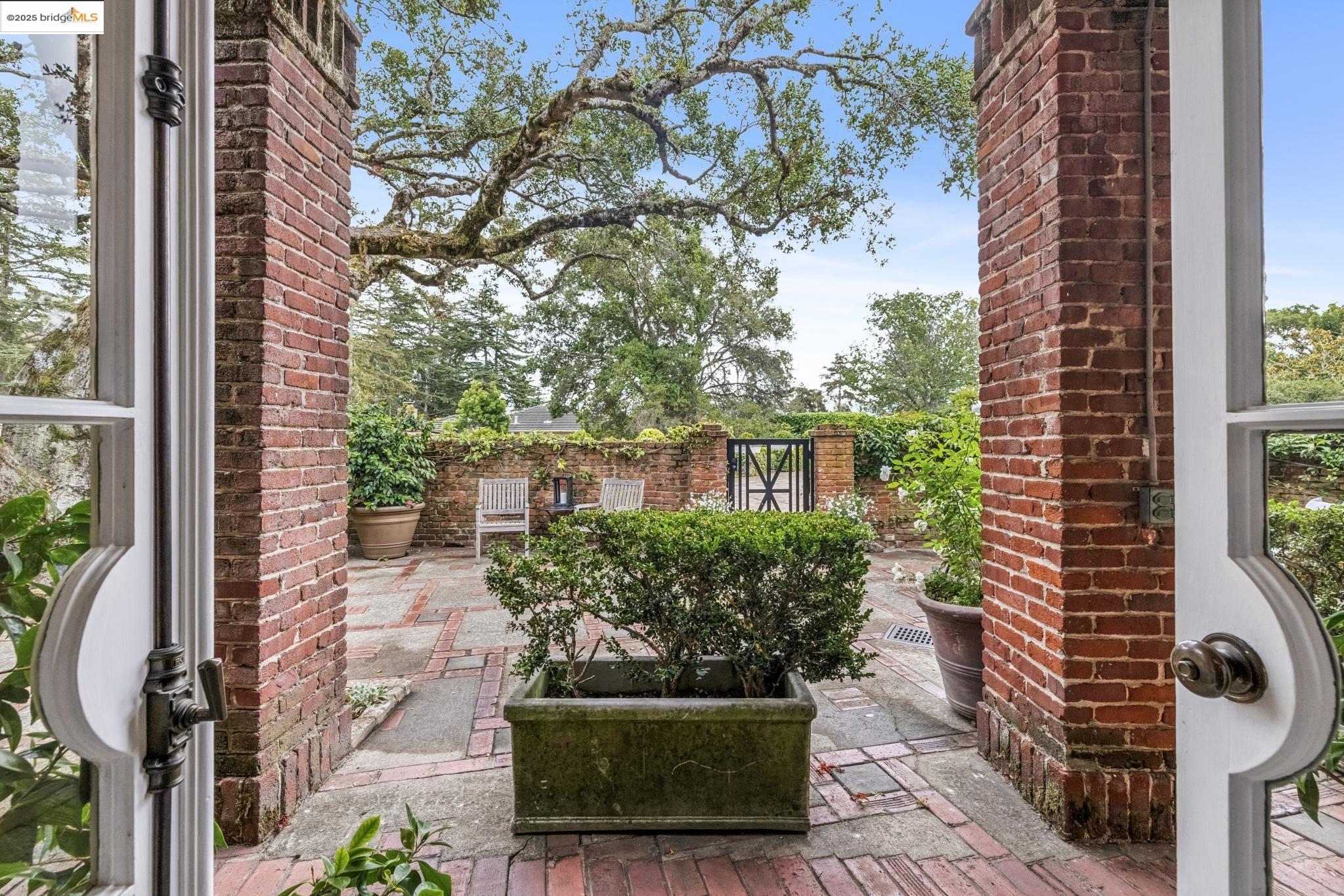 Detail Gallery Image 18 of 60 For 305 the Uplands, Berkeley,  CA 94705 - 4 Beds | 3/2 Baths