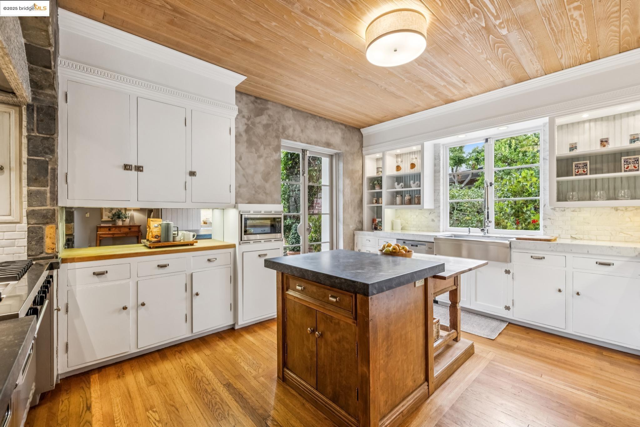 Detail Gallery Image 20 of 60 For 305 the Uplands, Berkeley,  CA 94705 - 4 Beds | 3/2 Baths