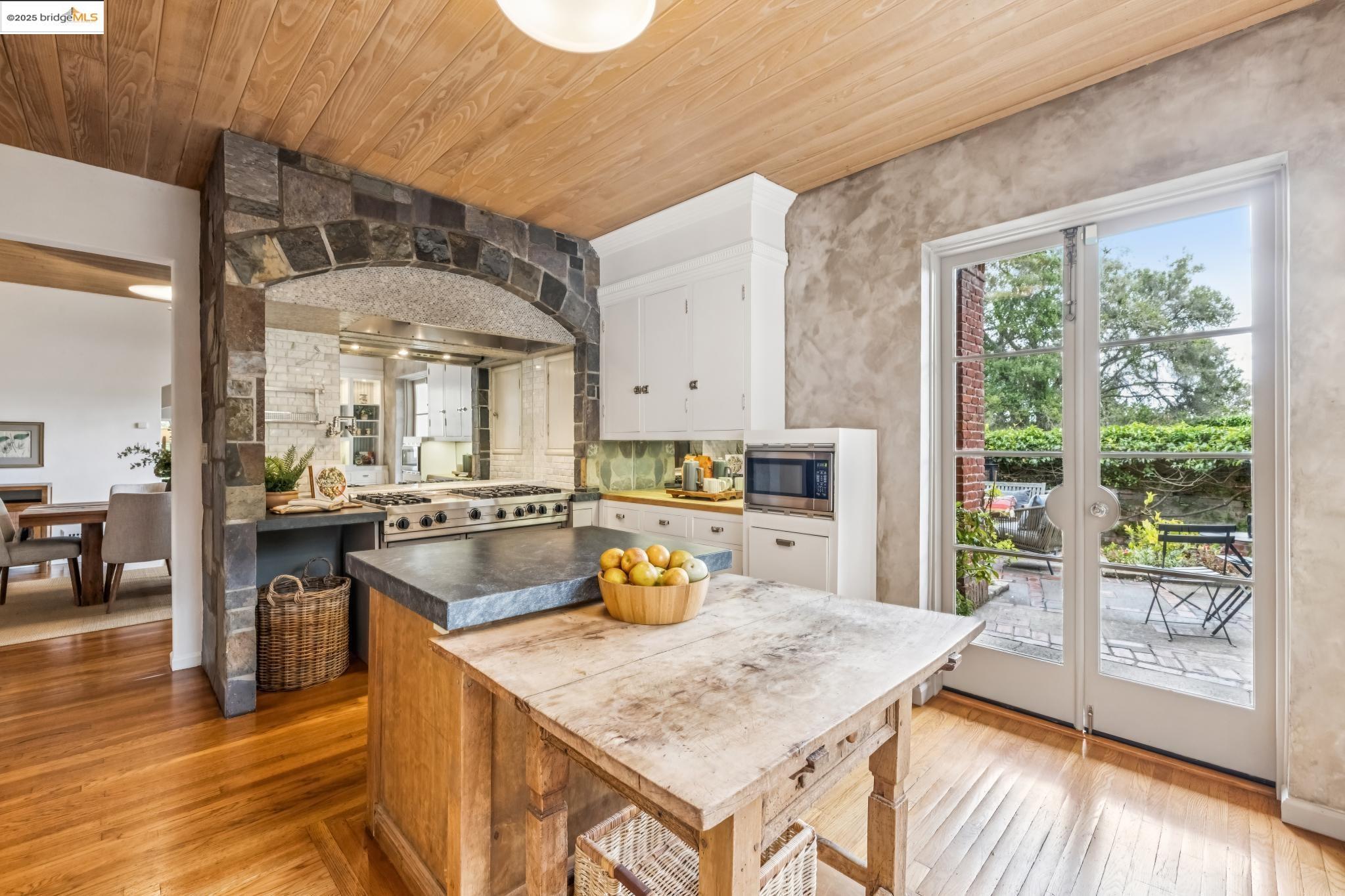Detail Gallery Image 23 of 60 For 305 the Uplands, Berkeley,  CA 94705 - 4 Beds | 3/2 Baths