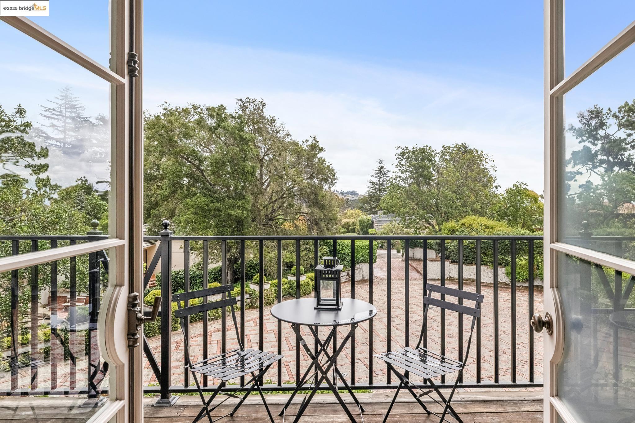 Detail Gallery Image 30 of 60 For 305 the Uplands, Berkeley,  CA 94705 - 4 Beds | 3/2 Baths