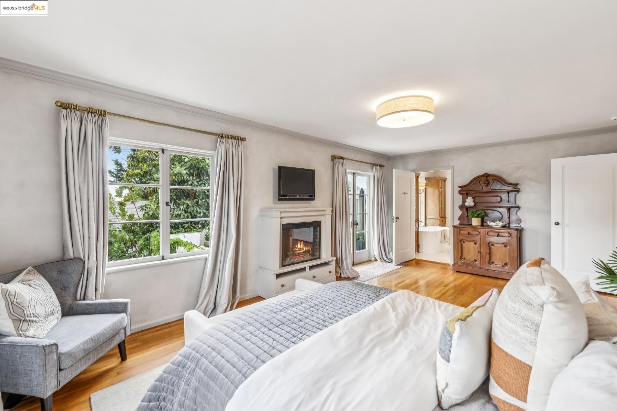 Detail Gallery Image 32 of 60 For 305 the Uplands, Berkeley,  CA 94705 - 4 Beds | 3/2 Baths