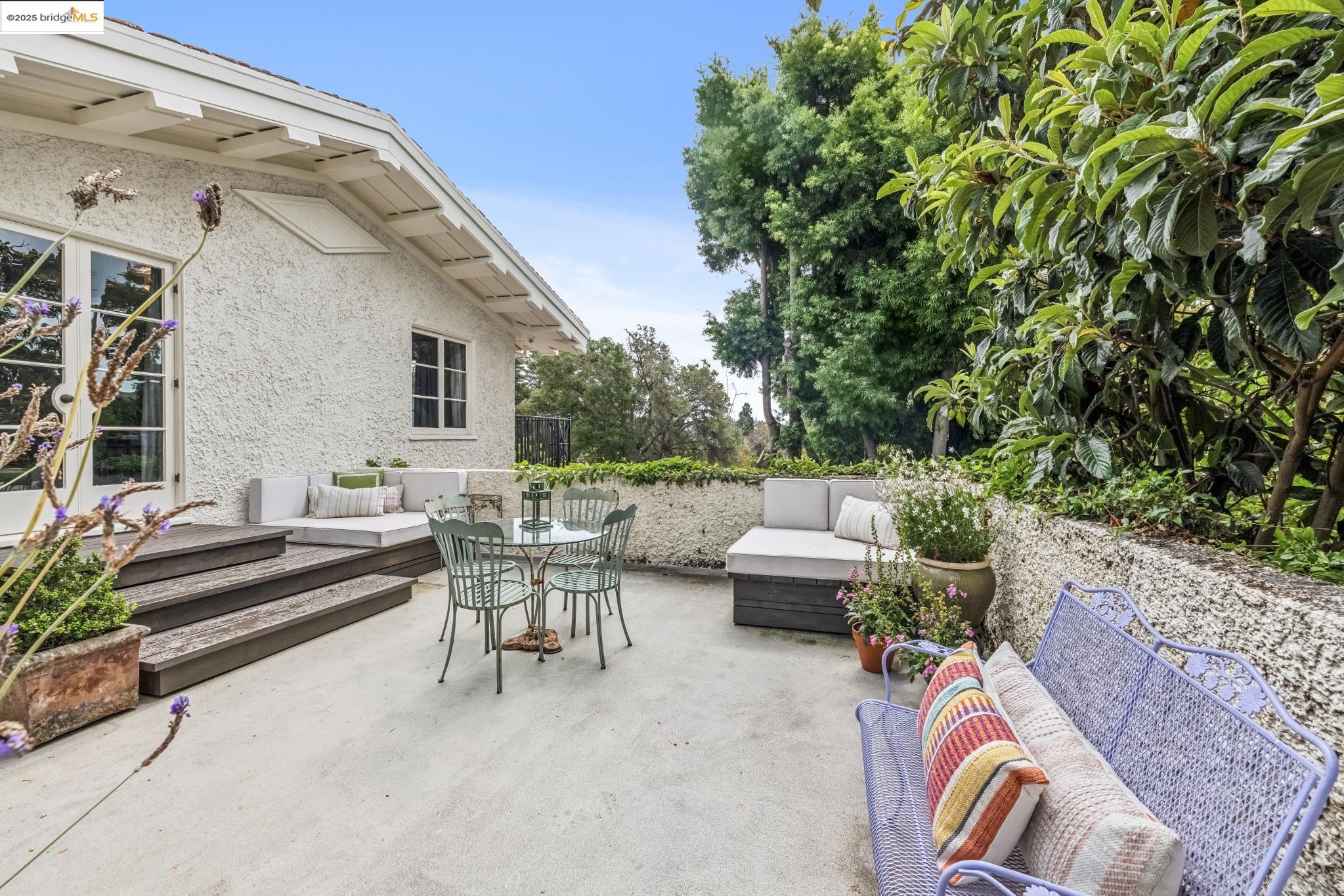Detail Gallery Image 33 of 60 For 305 the Uplands, Berkeley,  CA 94705 - 4 Beds | 3/2 Baths
