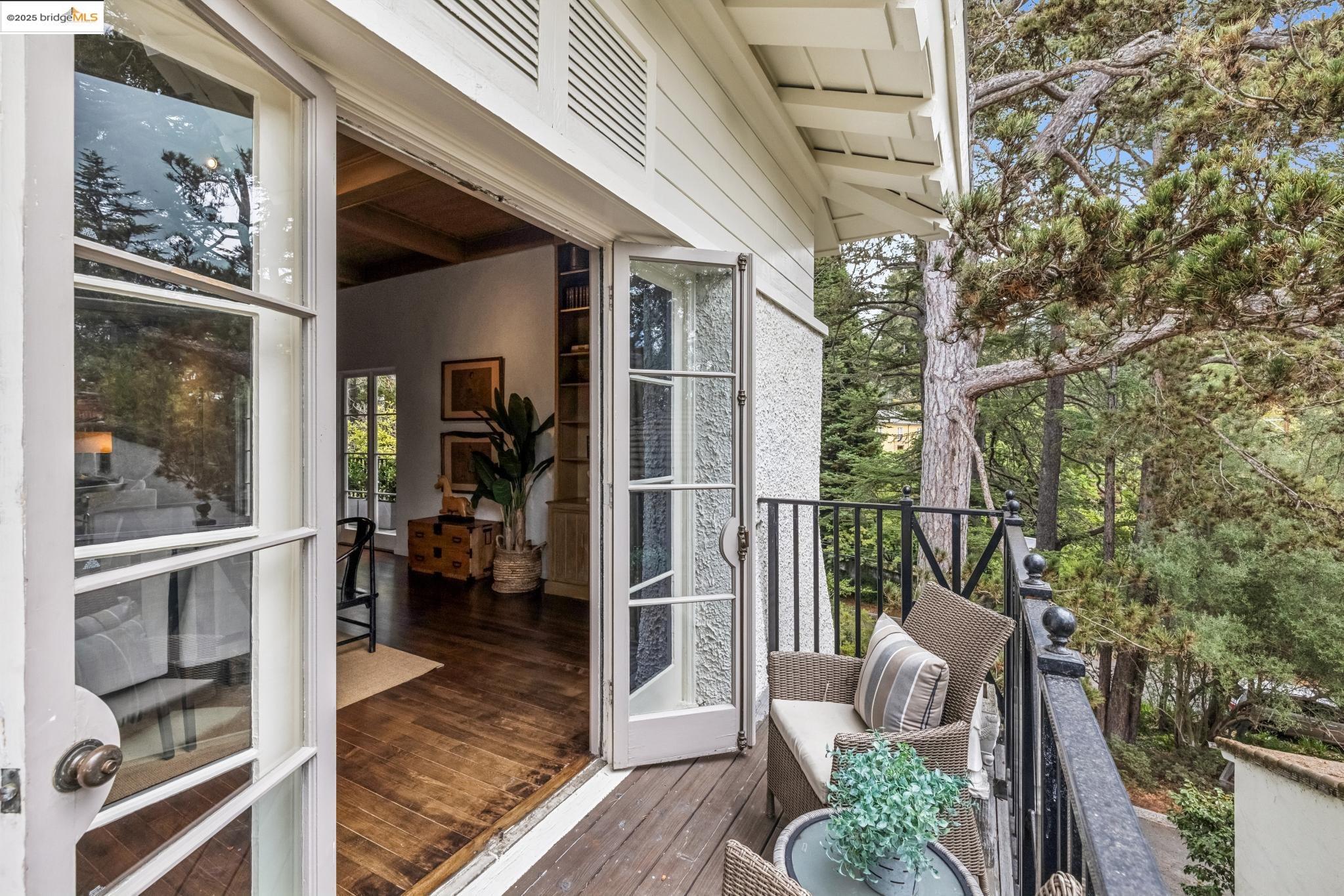 Detail Gallery Image 10 of 60 For 305 the Uplands, Berkeley,  CA 94705 - 4 Beds | 3/2 Baths