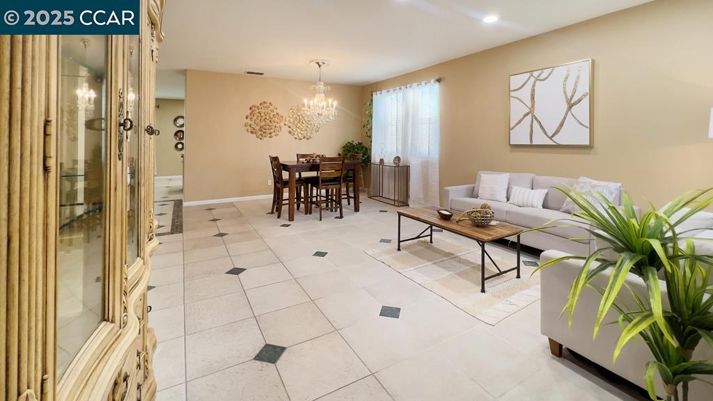 Detail Gallery Image 2 of 59 For 10141 Brian Kelly Way, Elk Grove,  CA 95757 - 5 Beds | 3 Baths