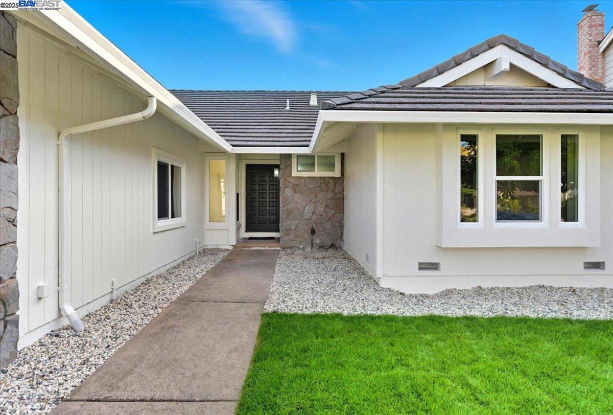 Detail Gallery Image 3 of 25 For 11 Paddock Ct, Pleasant Hill,  CA 94523 - 3 Beds | 2 Baths