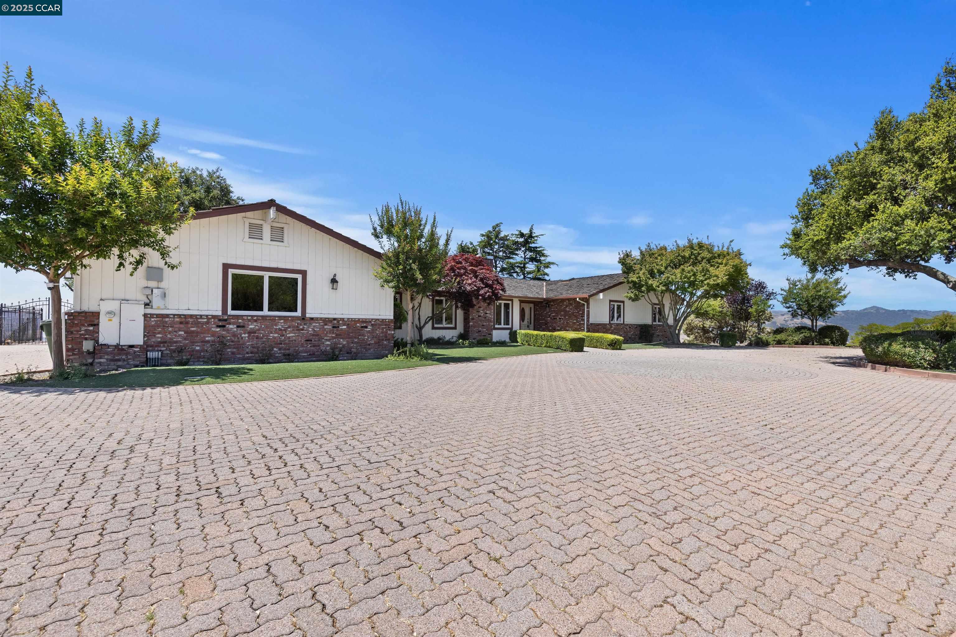 Detail Gallery Image 4 of 52 For 70 Sherburne Hills, Danville,  CA 94526-9999 - 4 Beds | 3 Baths