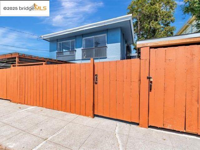 Detail Gallery Image 5 of 60 For 1011 Delaware St, Berkeley,  CA 94710 - – Beds | – Baths