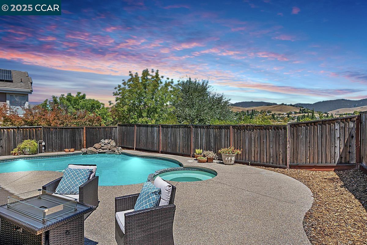 Detail Gallery Image 5 of 49 For 252 Jasmine Way, Danville,  CA 94506 - 4 Beds | 3 Baths